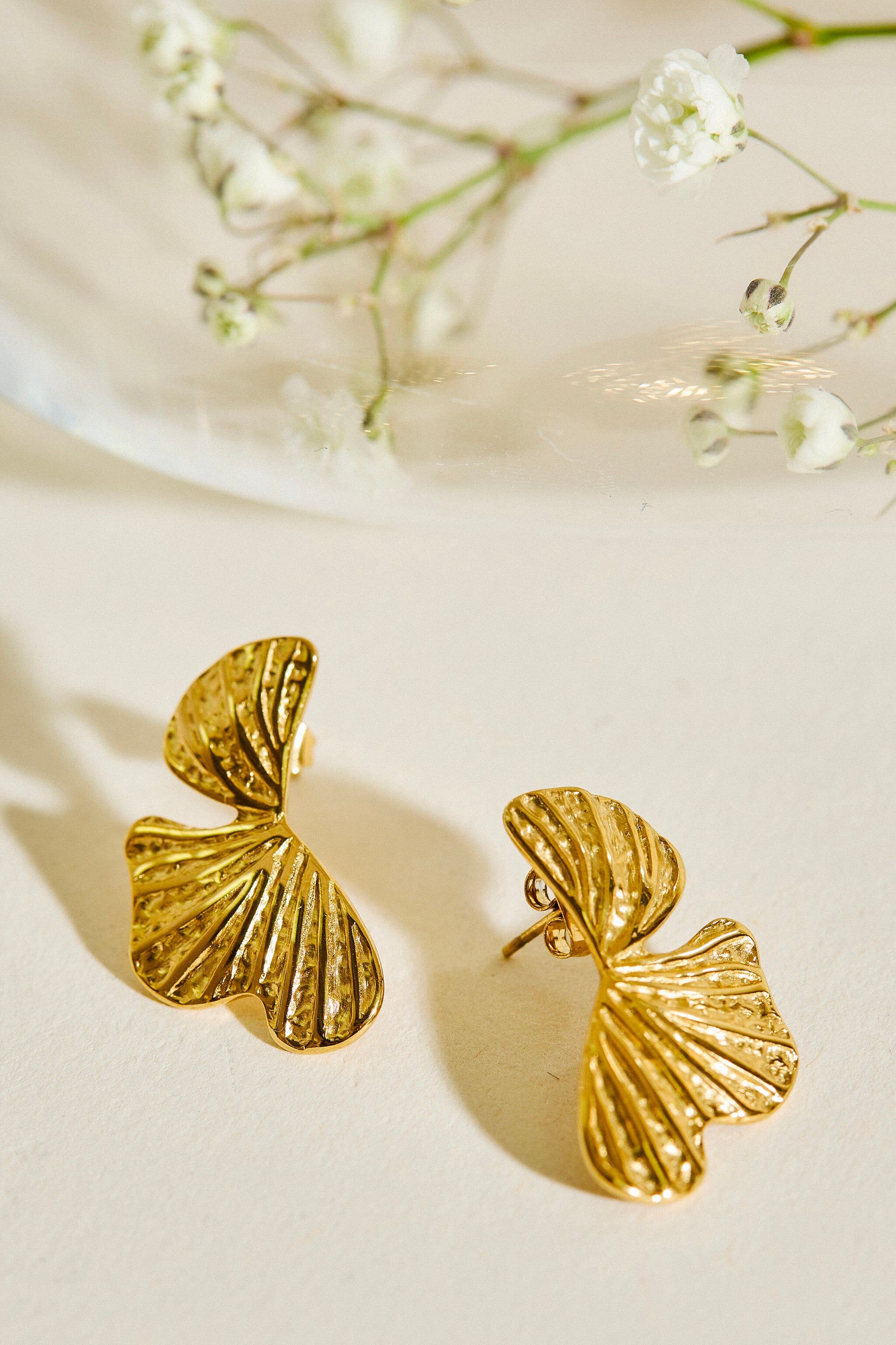 Boucles d'Oreilles Dorées Demi Fleur Aux Reliefs Délicats