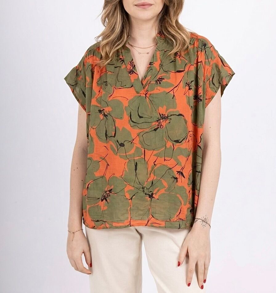 Loose-fitting blouse with short sleeves and a mandarin collar, printed with a two-tone floral pattern.