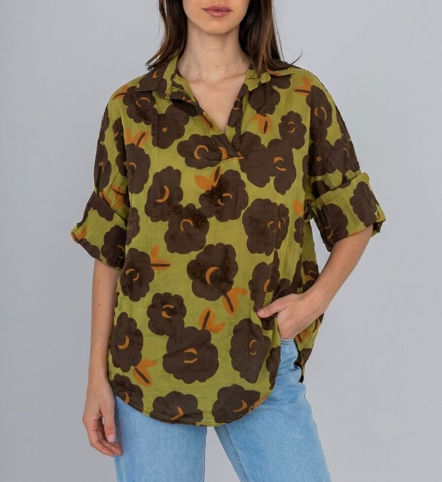 Loose-fitting bohemian blouse with long sleeves, shirt collar, and two-tone floral print