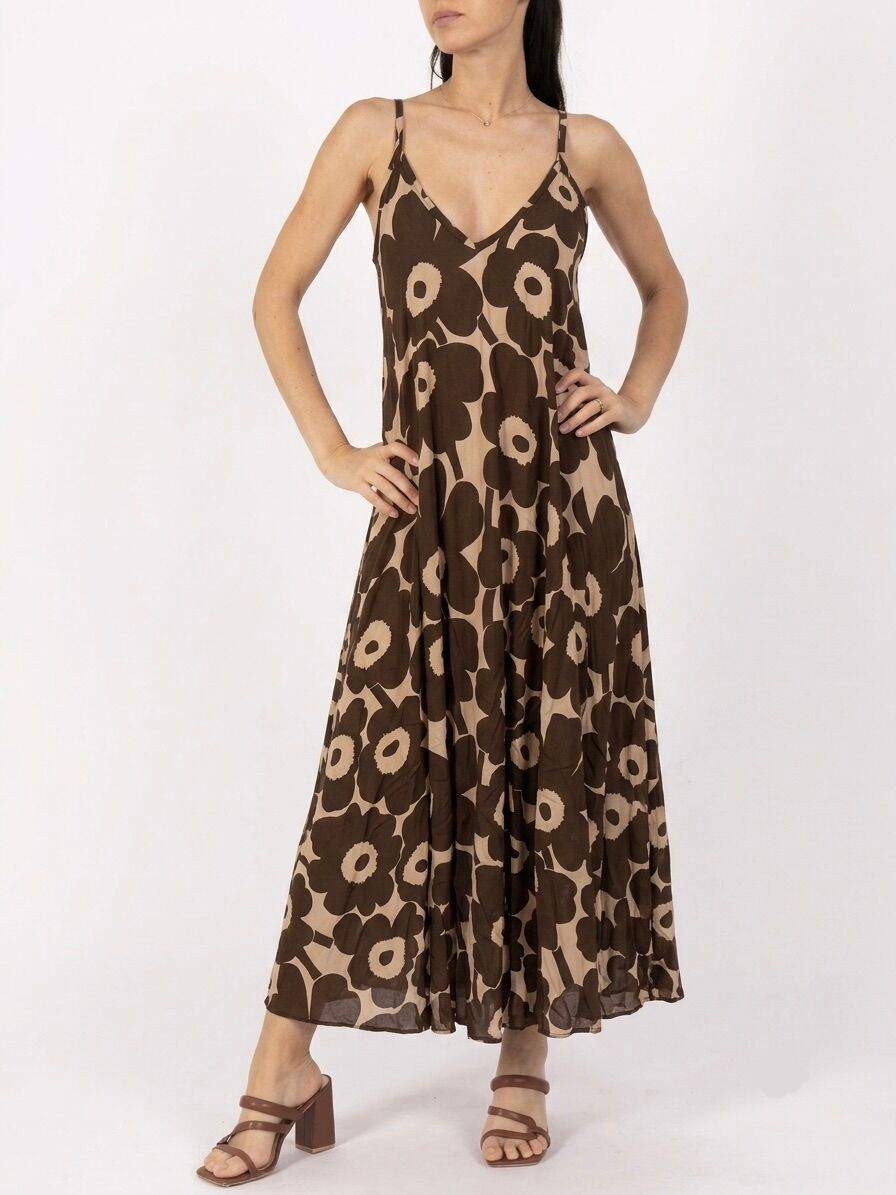 Flowy maxi dress with straps and a V-neck in a floral print