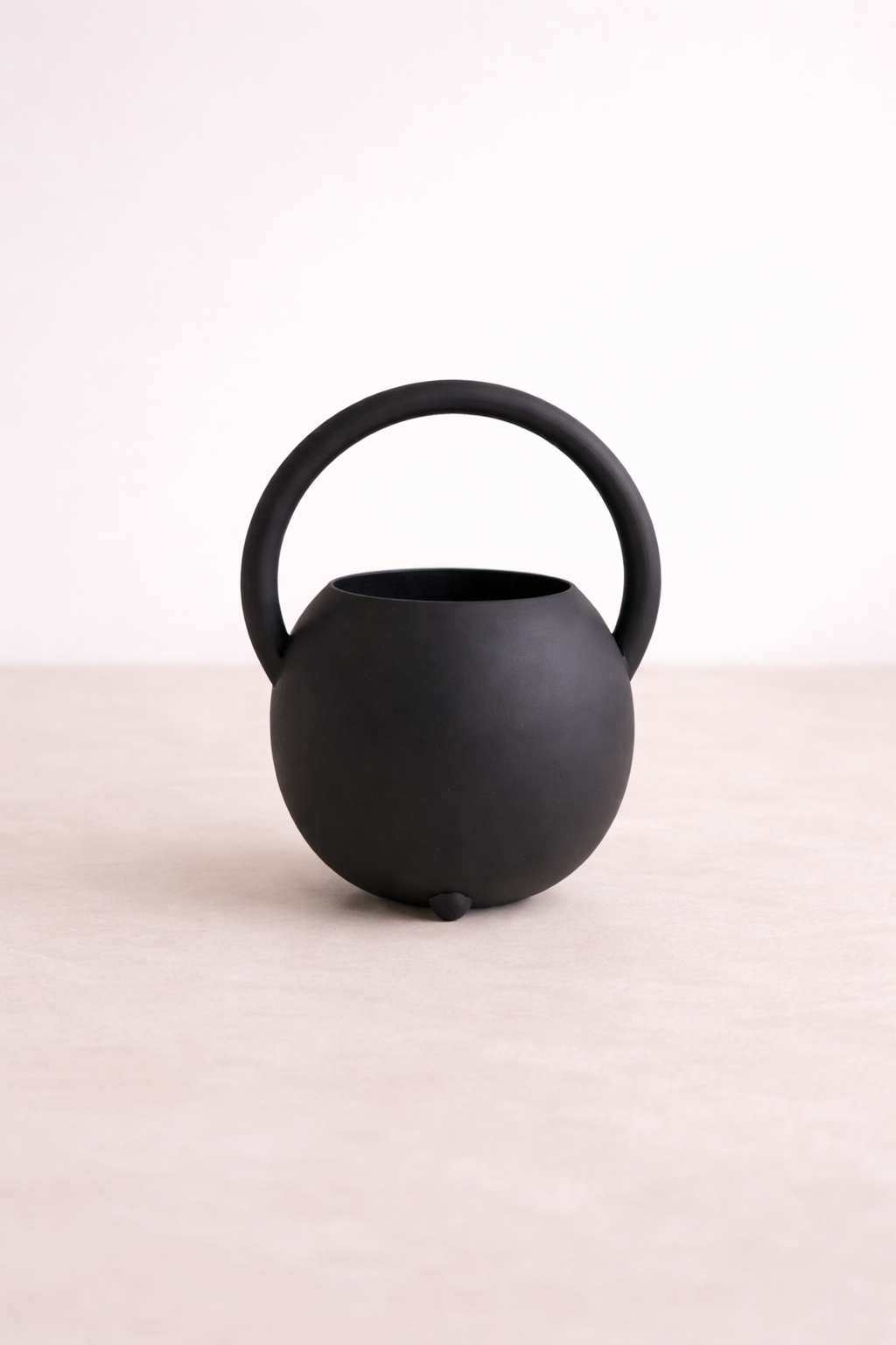 Dekorative Vase aus schwarzem Eisen – pulverbeschichtet (27 × 23 cm)