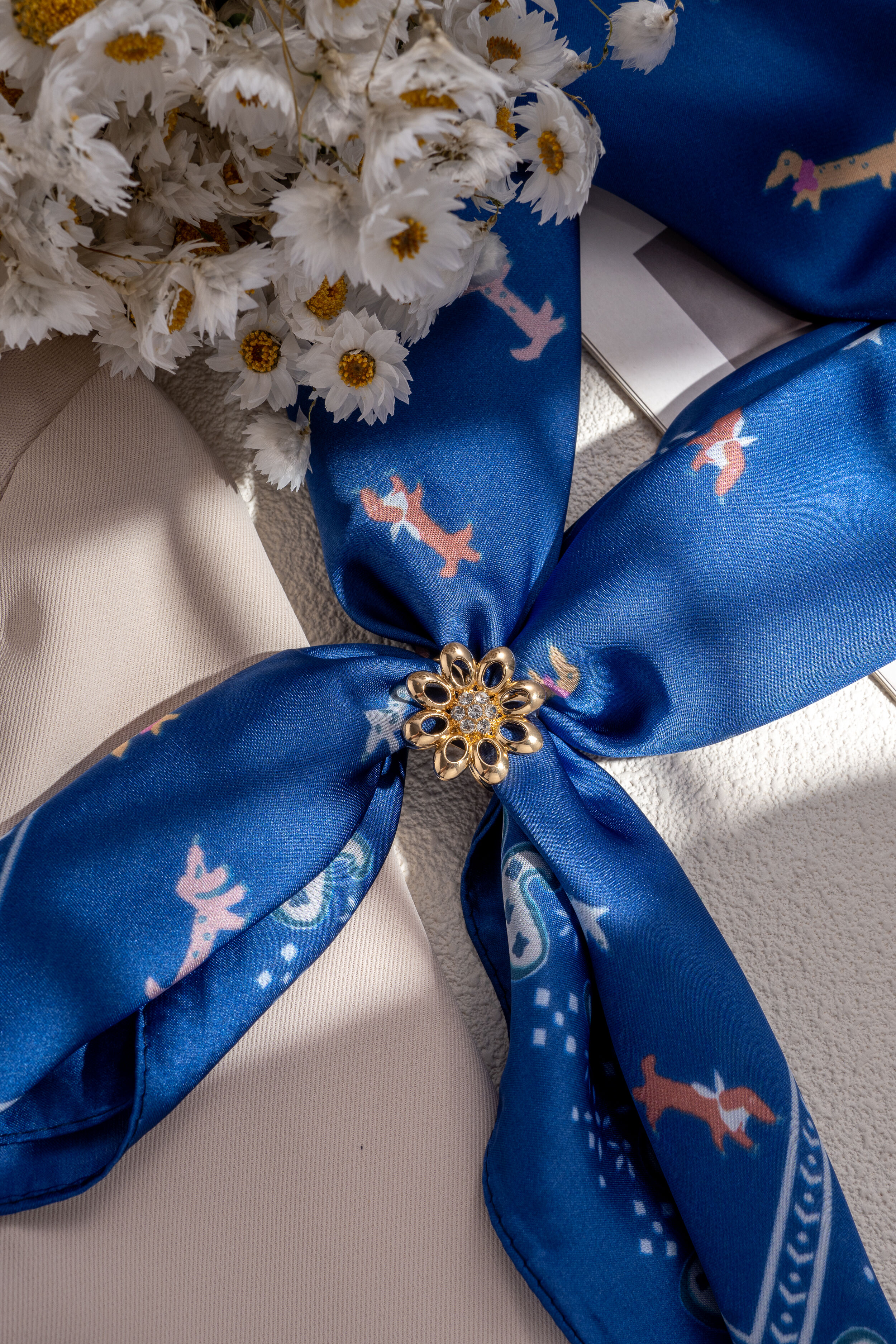 Elegant shiny gold and silver metal flower scarf buckle