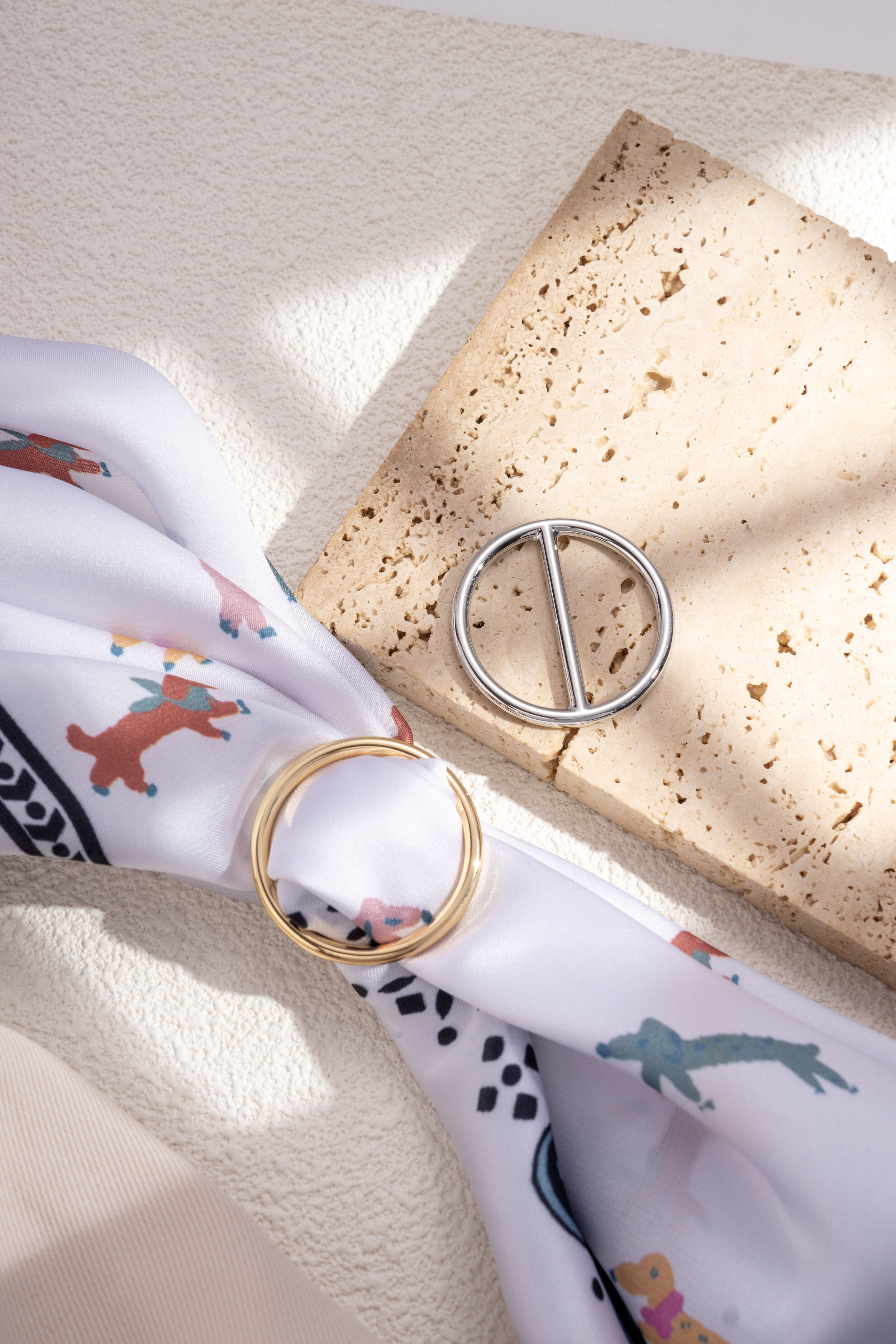 Chic and elegant round geometric rhodium-plated metal scarf buckle