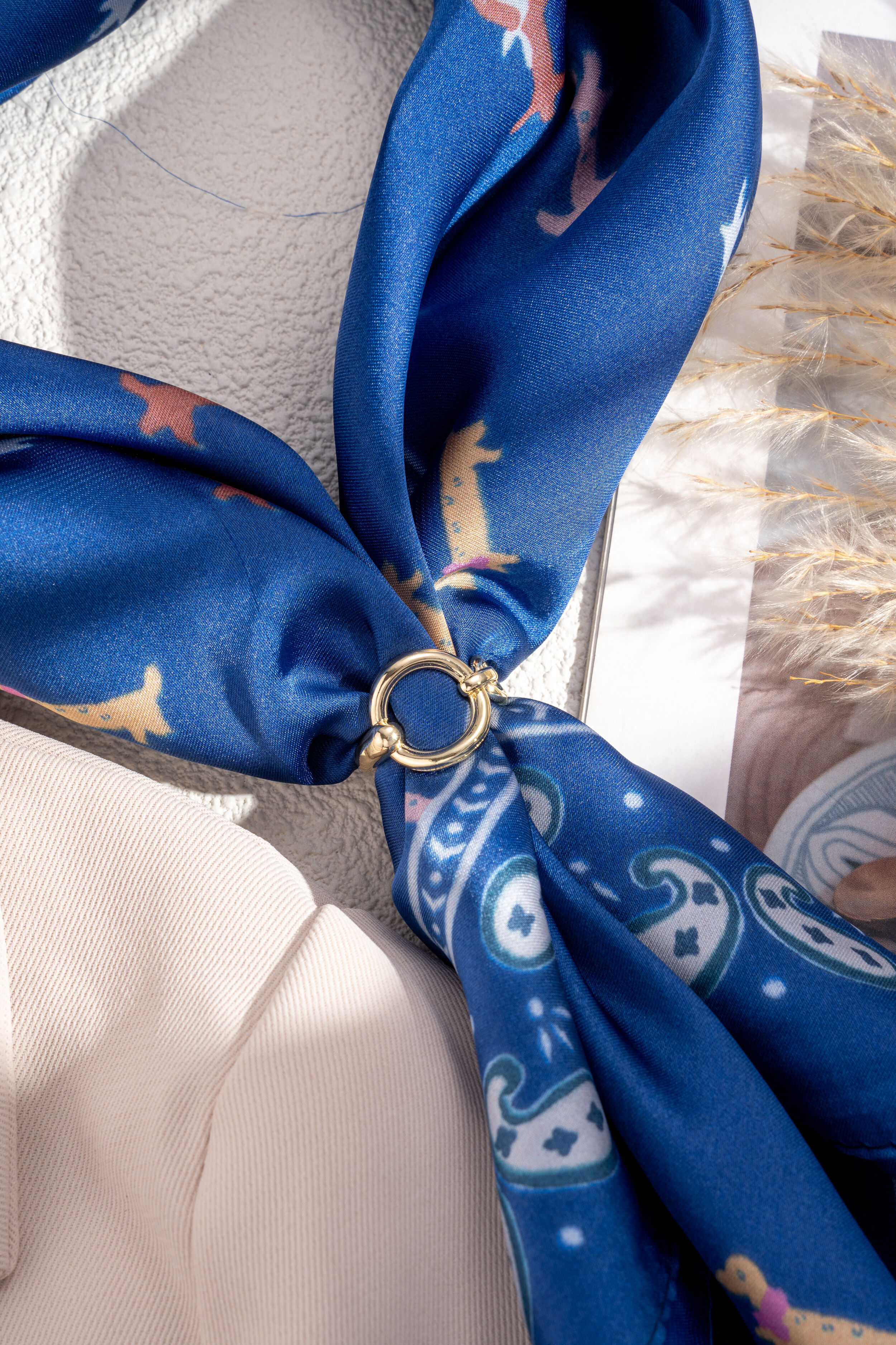 Chic and elegant round rhodium-plated metal scarf buckle