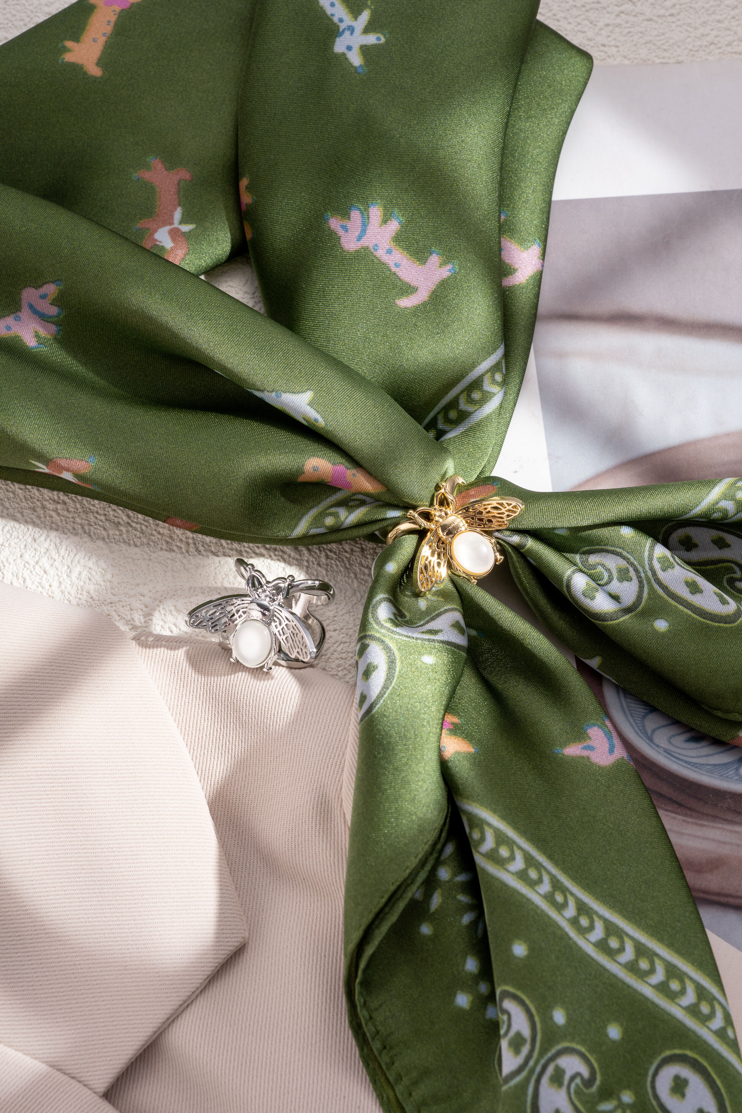 chic rhodium-plated metal bee scarf buckle with white stone