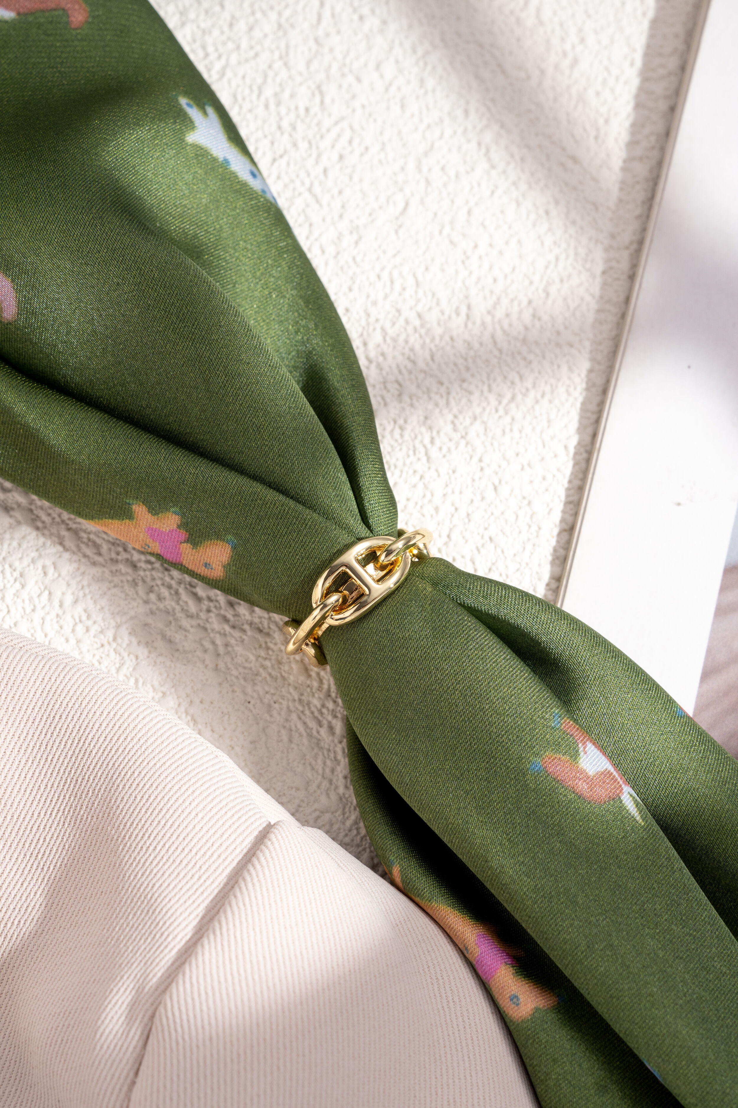 Chic, elegant, and trendy oval rhodium-plated metal scarf buckle