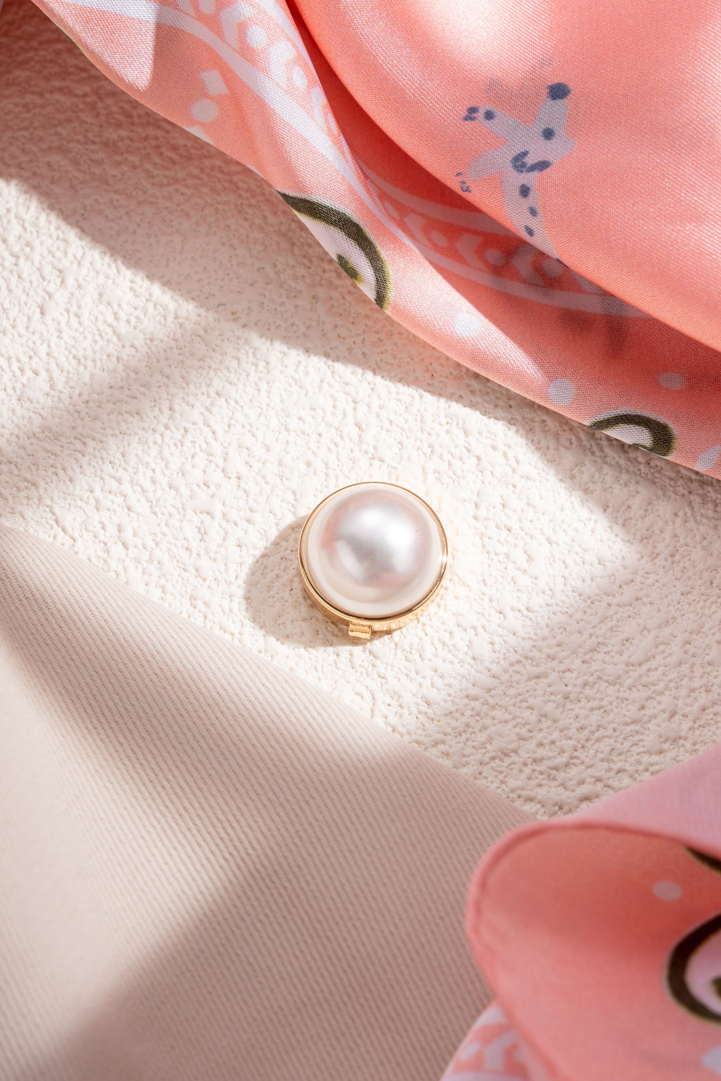 Elegant chic rhodium-plated metal round collar cufflinks with pearl