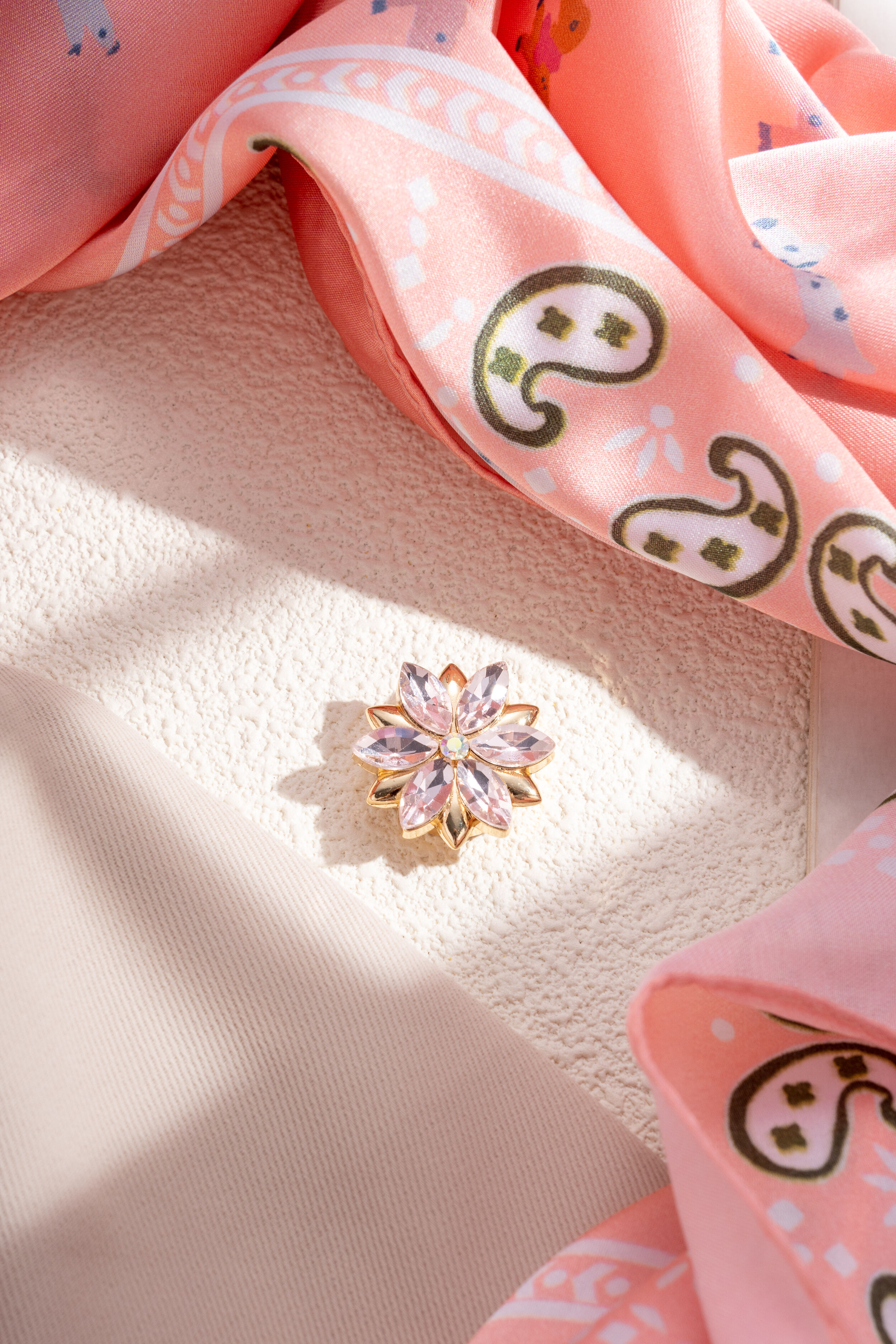 Rhodium-plated metal flower collar cufflinks with sparkling crystal