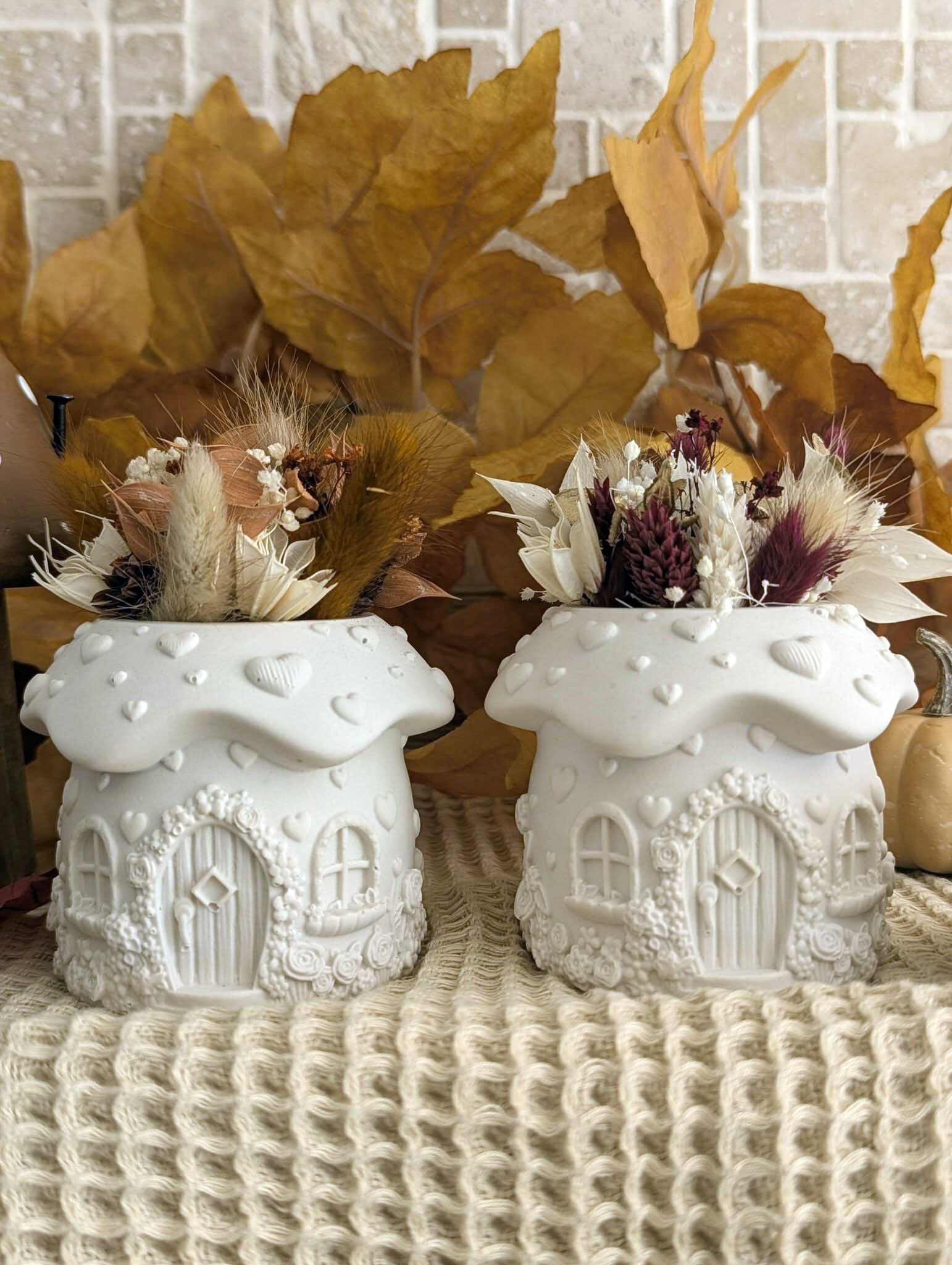 Pequeña casa de setas hecha de jesmonita con flores secas – Decoración de otoño