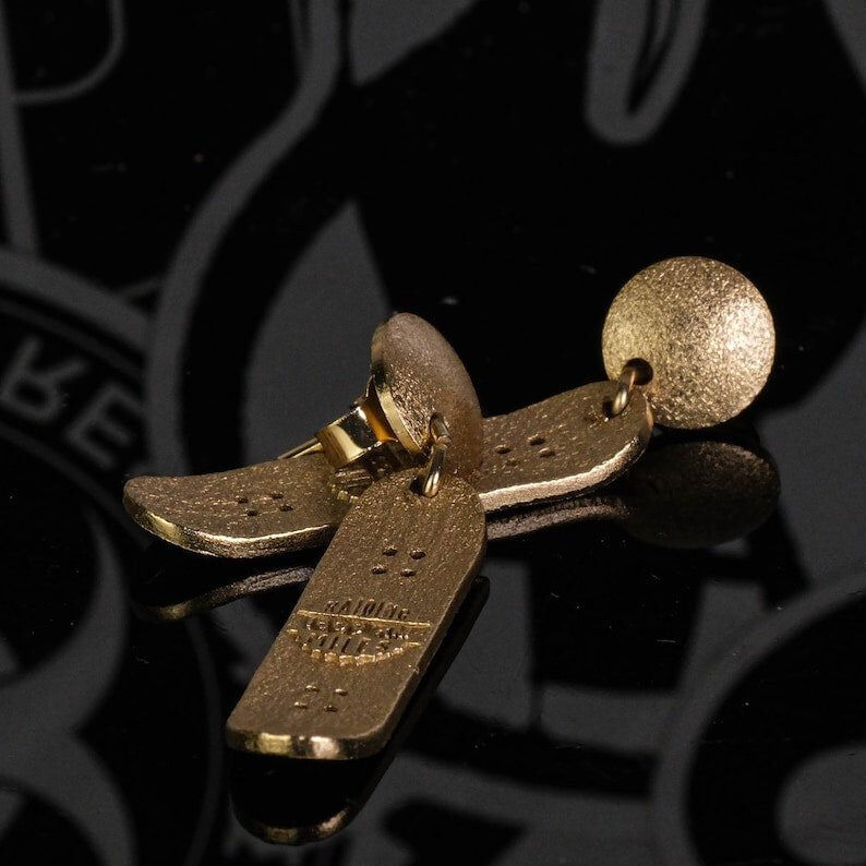 Skateboard-Ohrstecker mit Bewegungsmechanismus • Statement-Ohrhänger im Gothic-Stil