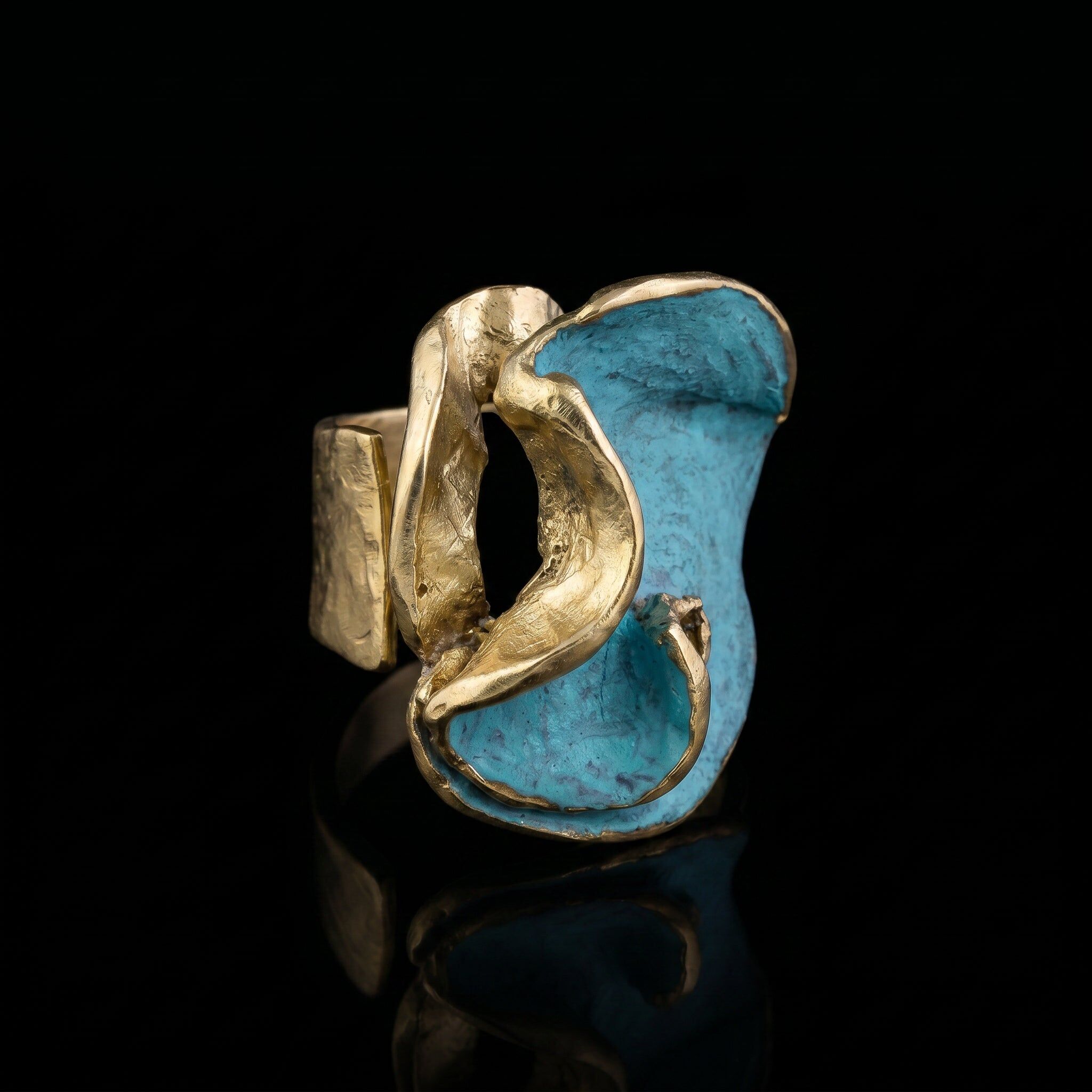Oceánida-Ring • Ring mit organischer Wellenform • Gebogener, skulpturaler Schmuck zum Tragen