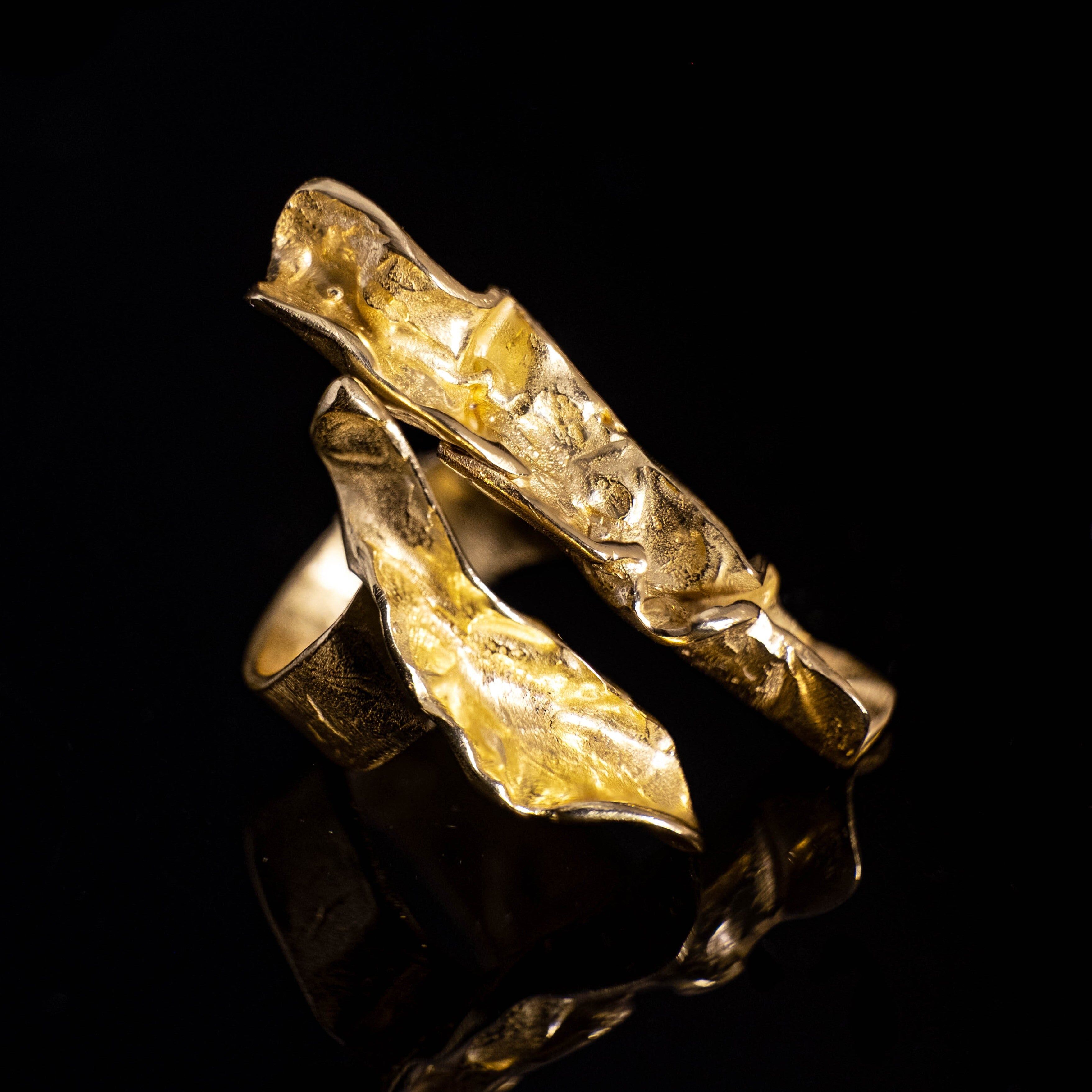 Ring mit verschiedenen Wellenmotiven aus 18-karätigem Gold • Skulpturaler Wellenring aus 18-karätigem Gold
