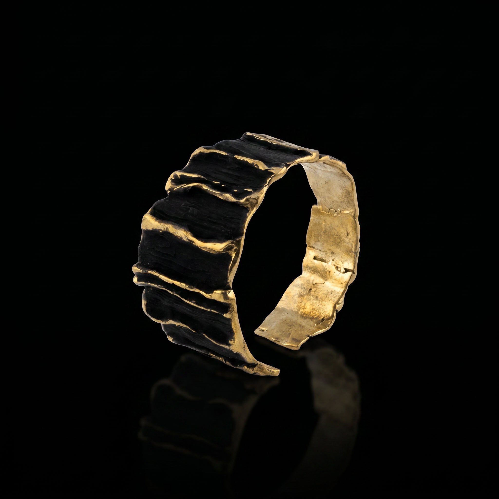 Skulptiertes Armband aus Gold • Offenes Armband mit skulpturaler Form • Zeitgenössisches Statement-Piece zum Anziehen