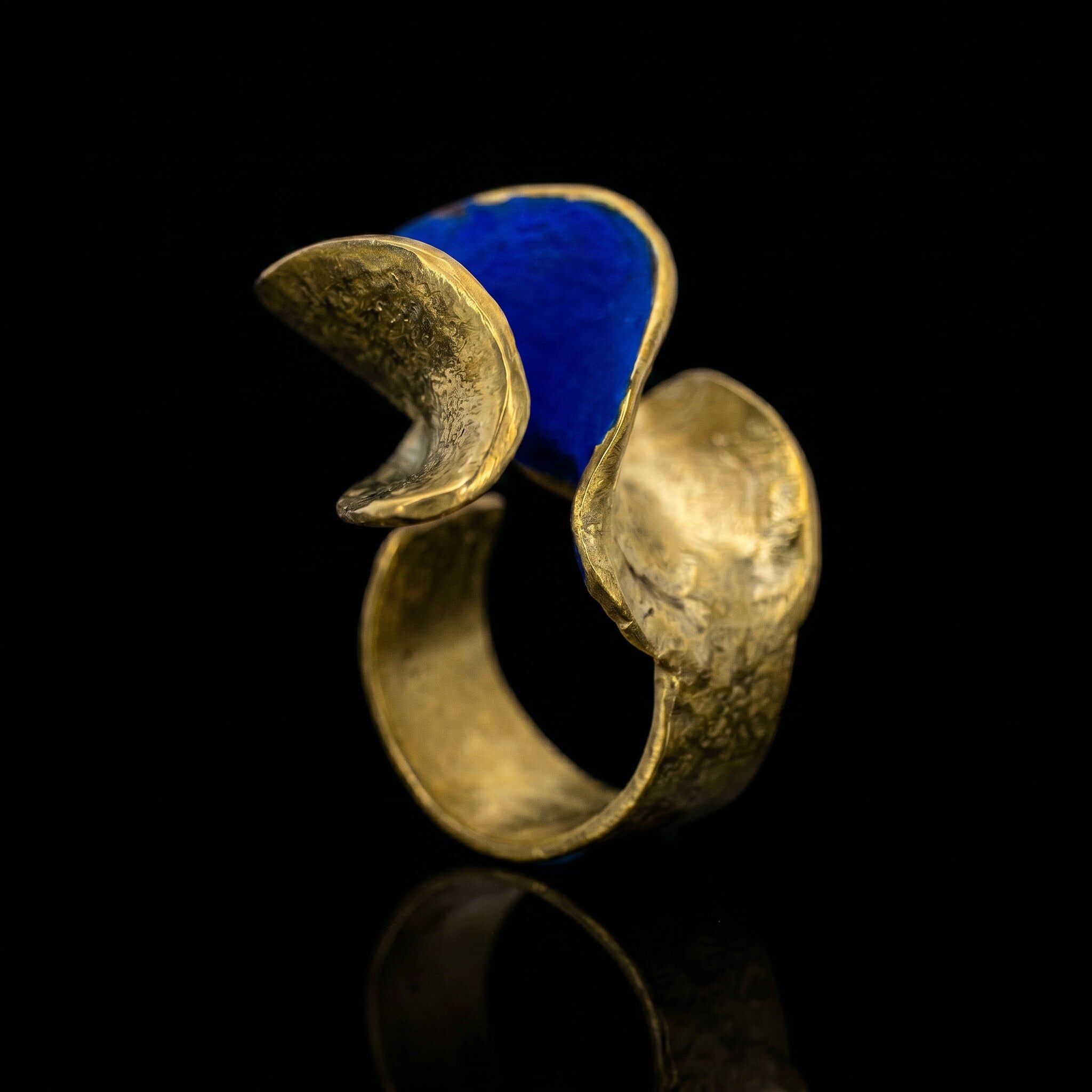 Aurum Unda Ring • Gebogener Wellenring • Brutalistischer Skulpturenschmuck aus Barcelona
