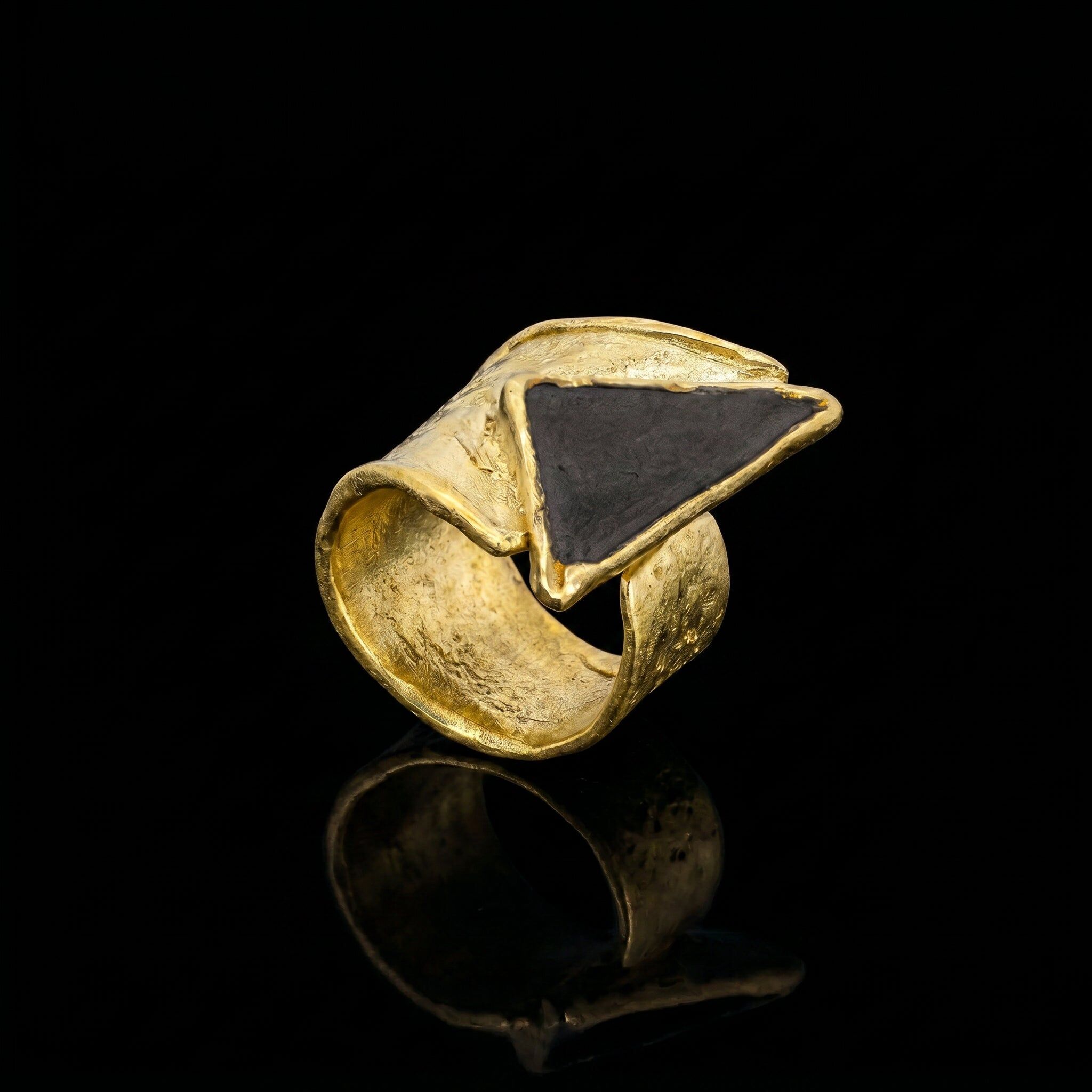 Goldener Dreiecksring • Geometrischer Ring mit Struktur • Statement-Schmuckstück in massiver, skulpturaler Form