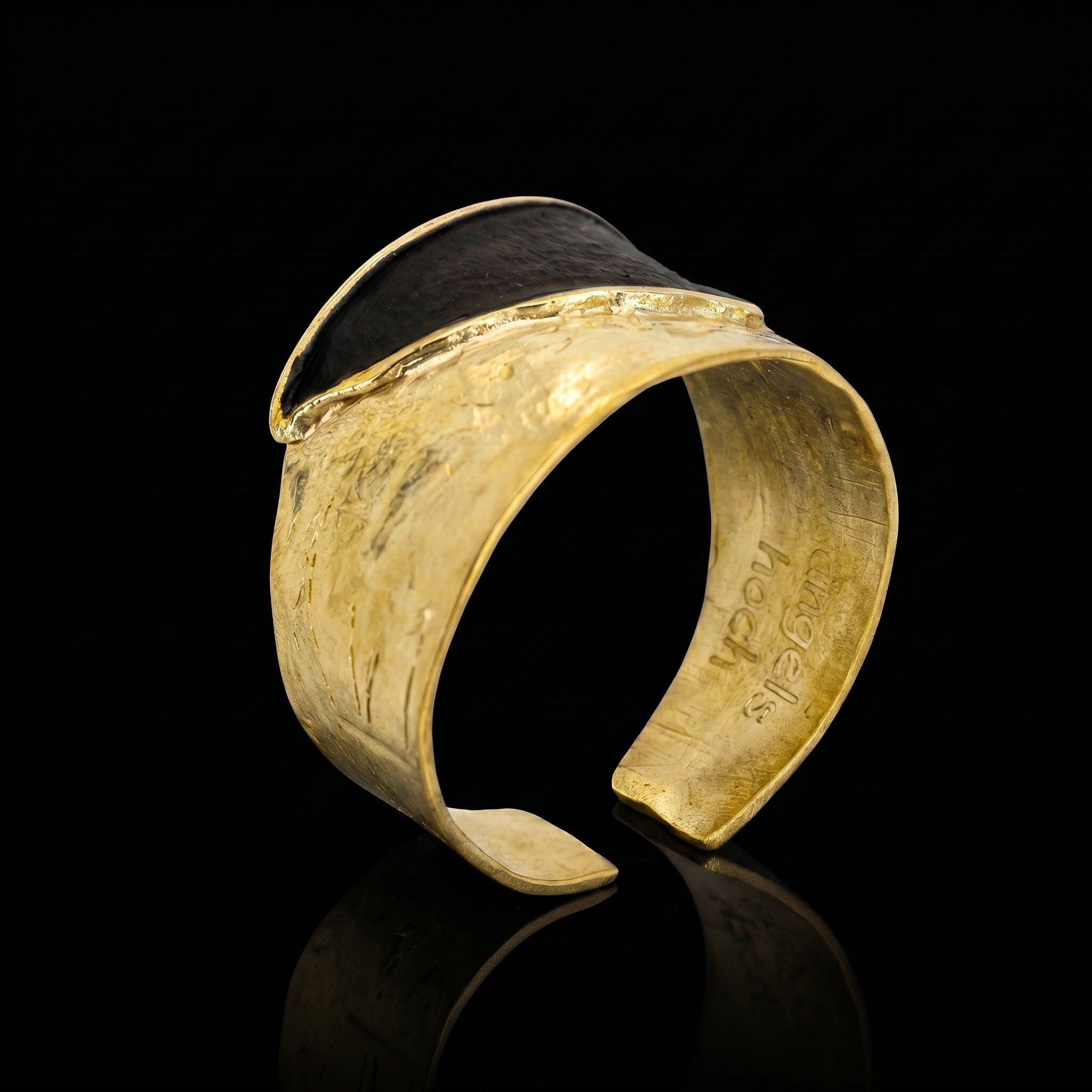 Goldenes Armband • Skulpturales offenes Armband • Modernes Statement-Piece aus Barcelona