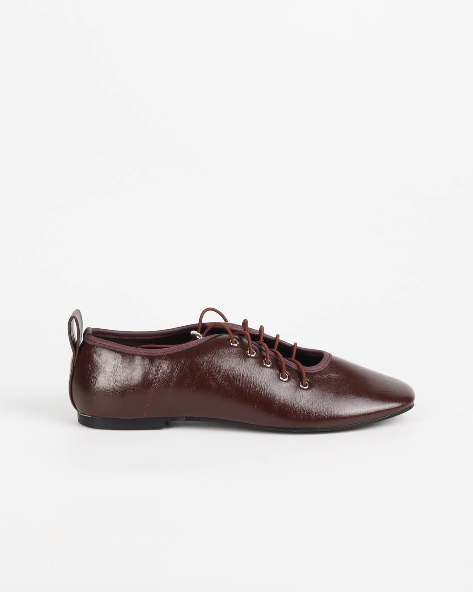 Women's flat lace-up shoes with a smooth finish and eyelets