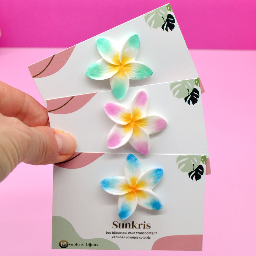 Pin's fleur de tiaré en résine — bijou tropical fait main