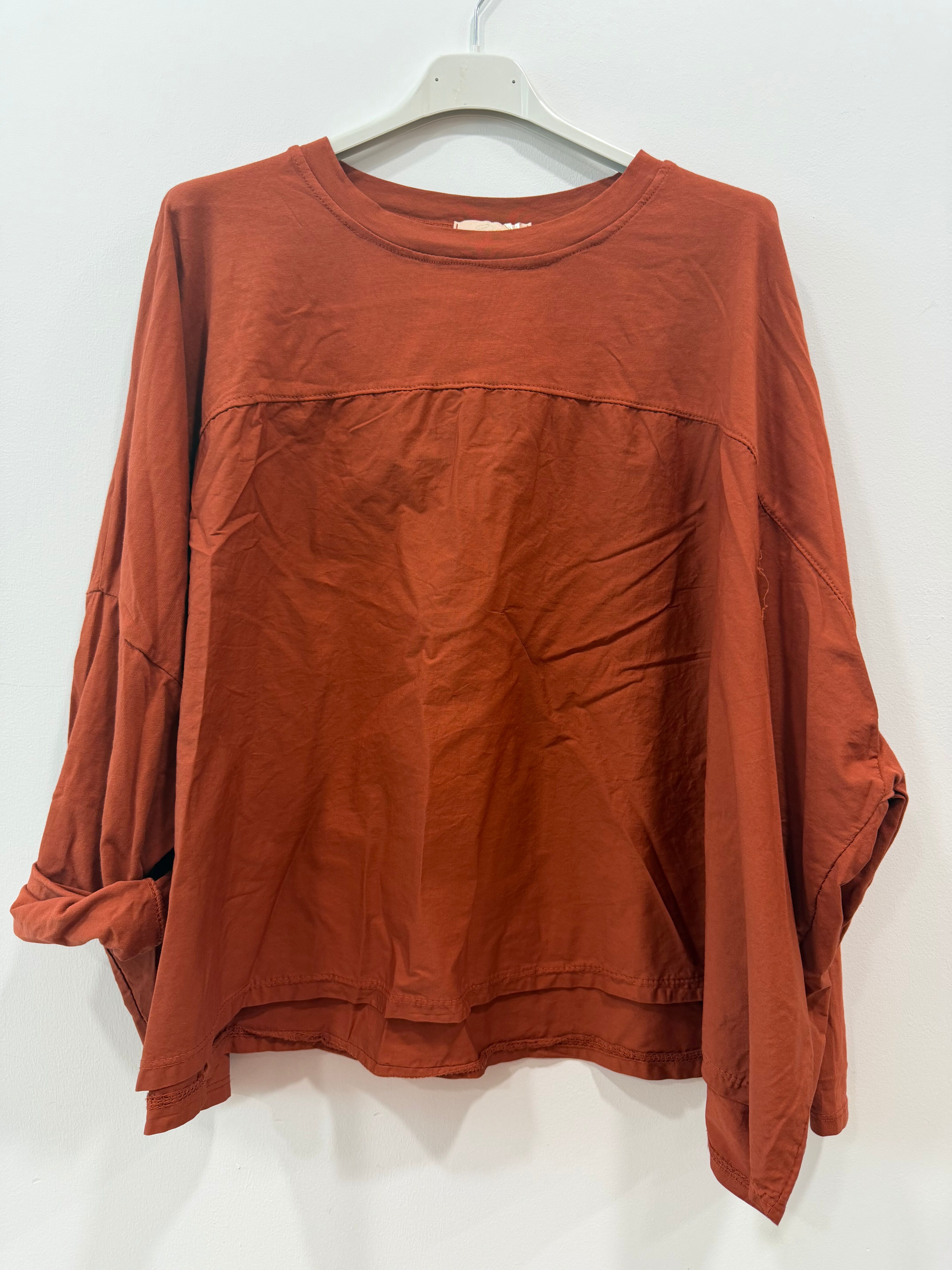 Wide-legged blouse with round neck and long sleeves, horizontal seam across the chest