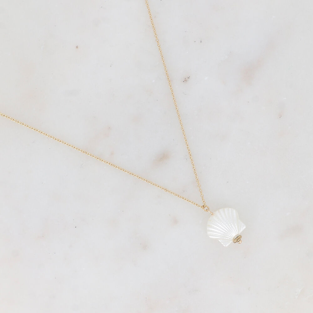 Collier avec pampille forme coquillage