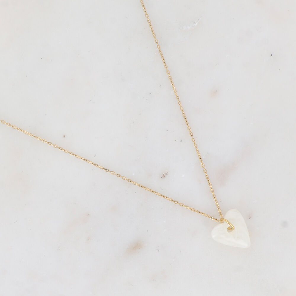 Collier avec pampille forme cœur en résine