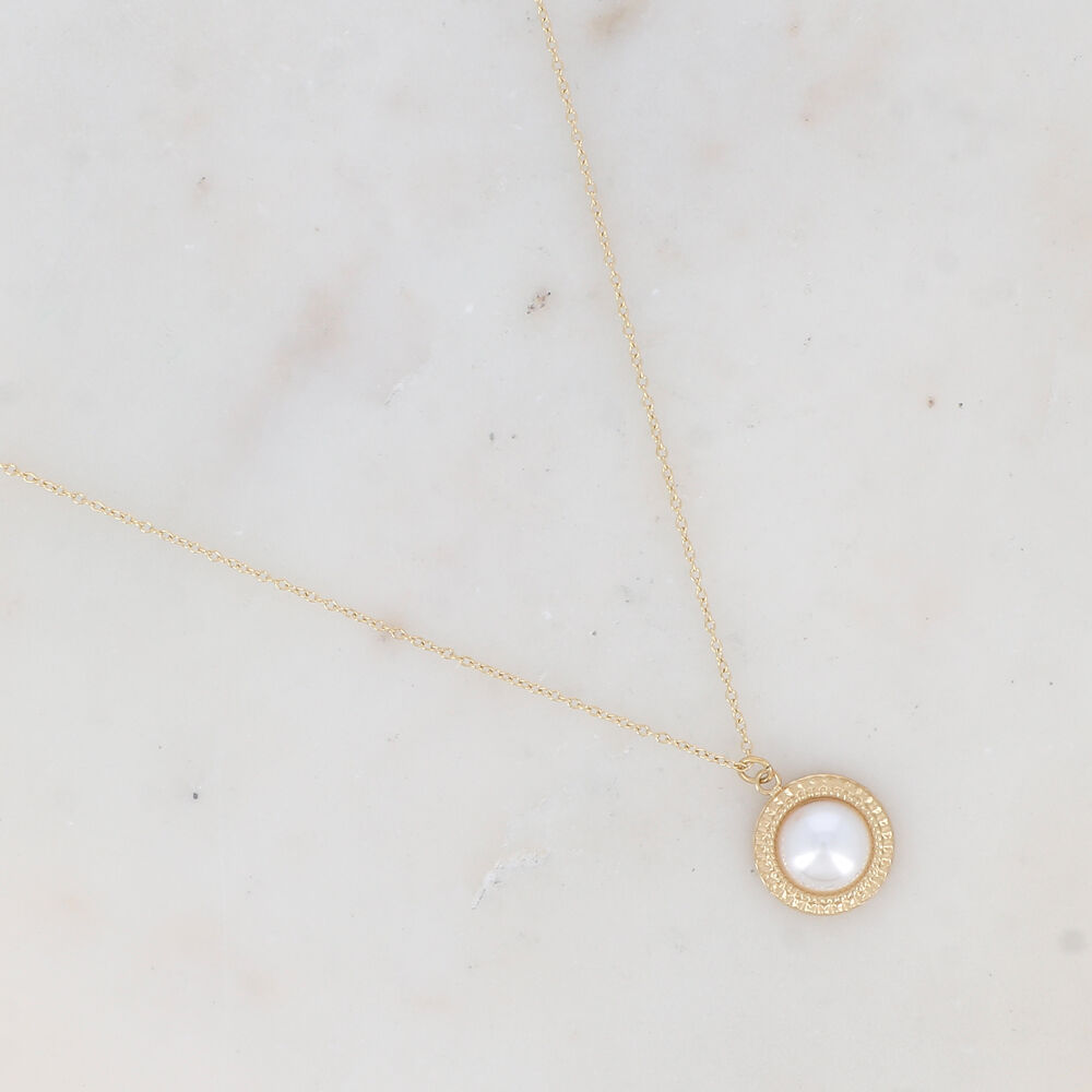 Collier avec pendentif demi-boule en résine effet nacré