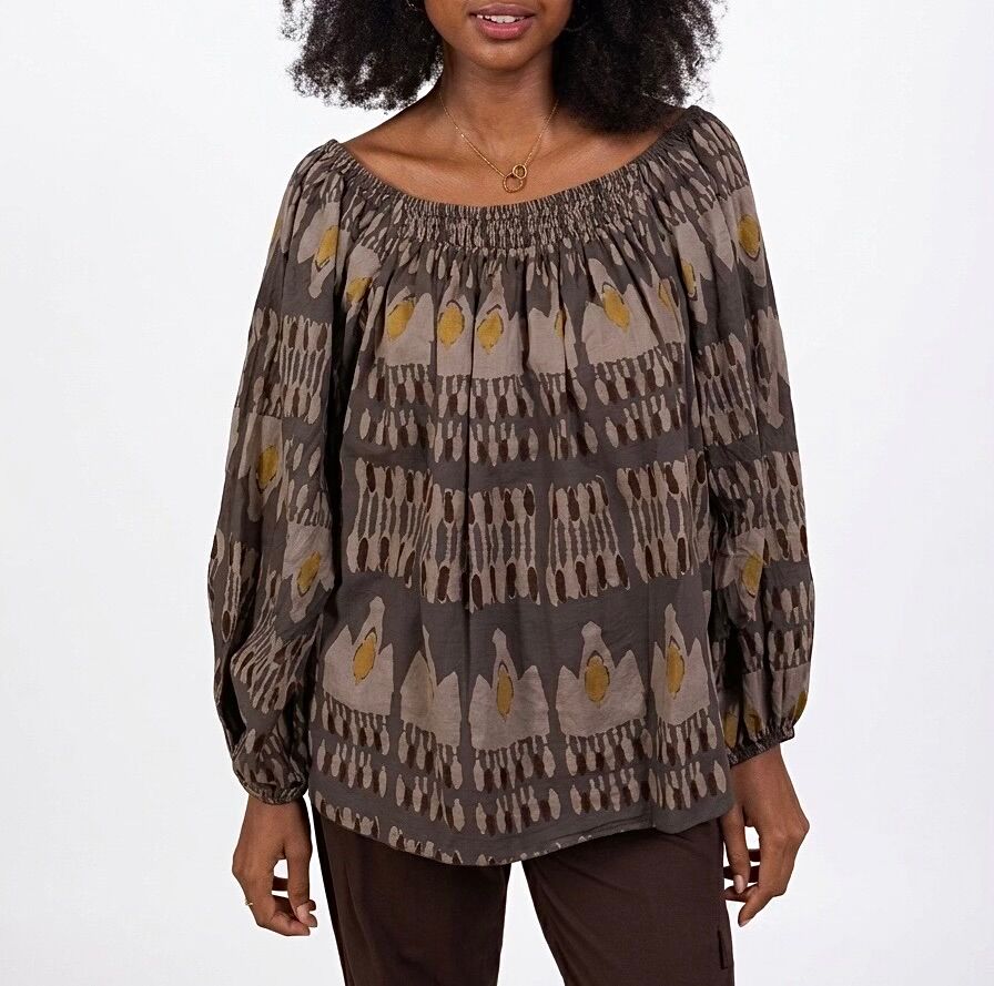 Blouse manches longues large encolure smockée et élastiquée motif abstrait inspiration IKAT