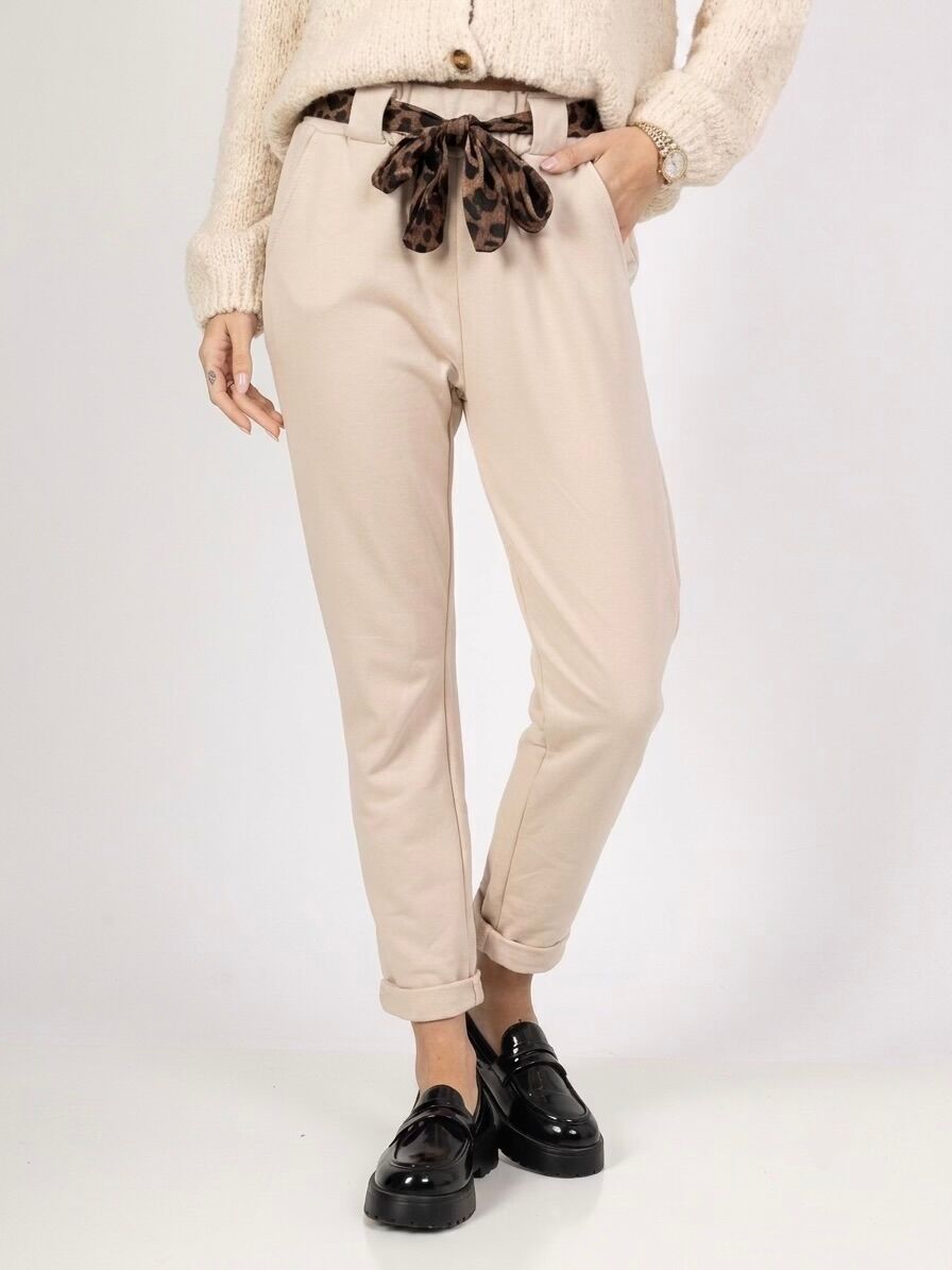 Pantalon jogging 7/8 coupe carotte taille haute 2 poches latérales ceinture à nouer léopard