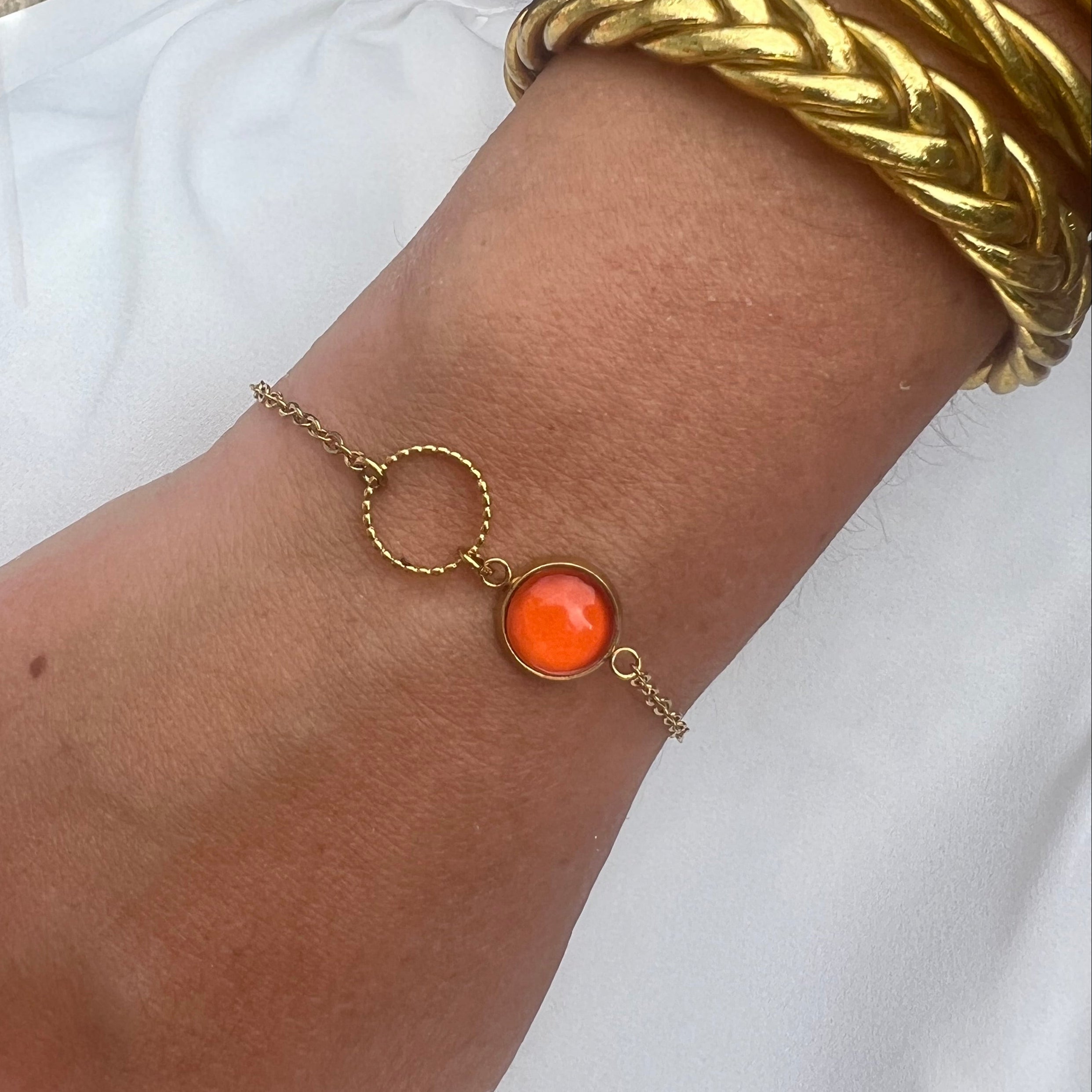 Bracelet fin orange, anneau ciselé, finition dorée ou argentée