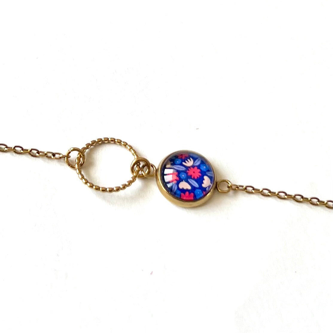 Bracelet fin fleurs rouges et bleues, anneau ciselé, finition dorée ou argentée
