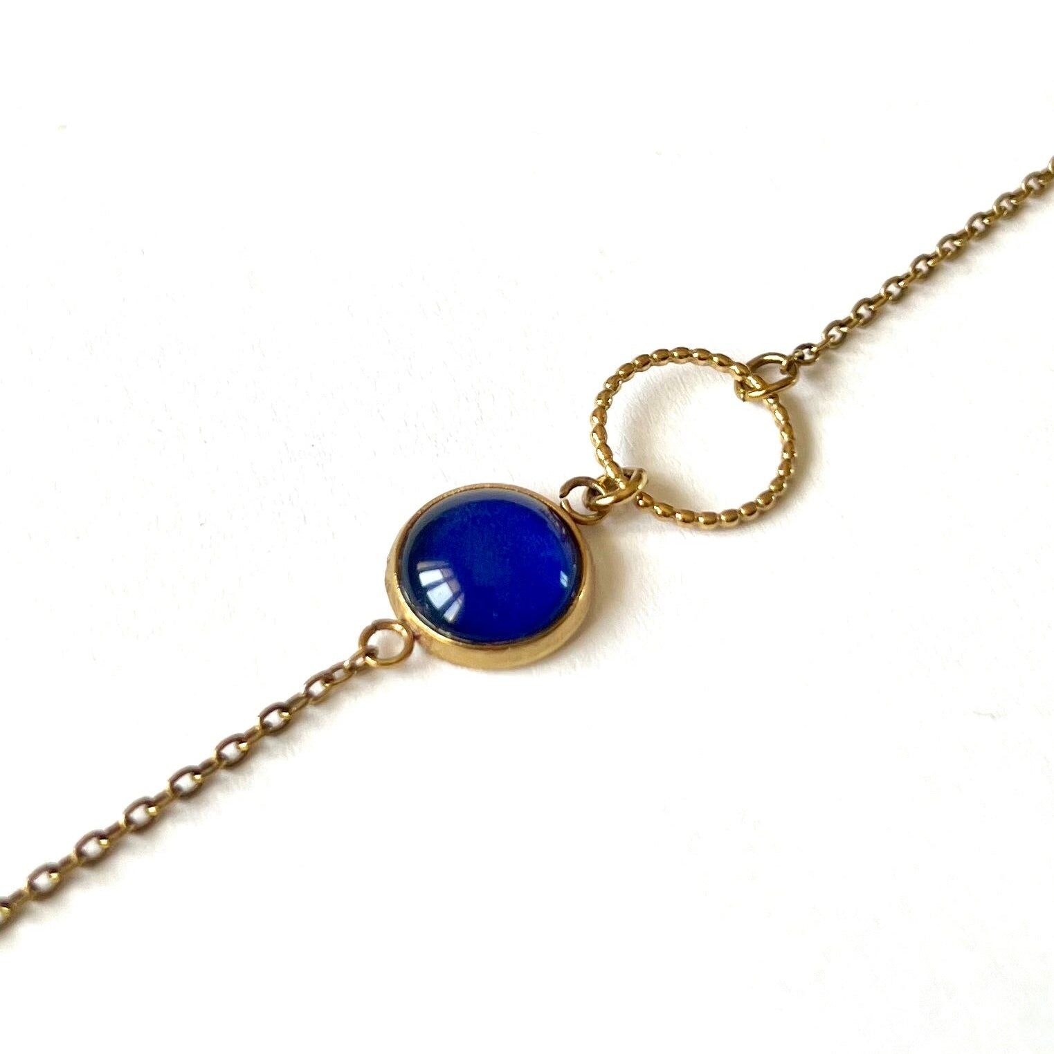 Bracelet fin bleu, anneau ciselé, finition dorée ou argentée