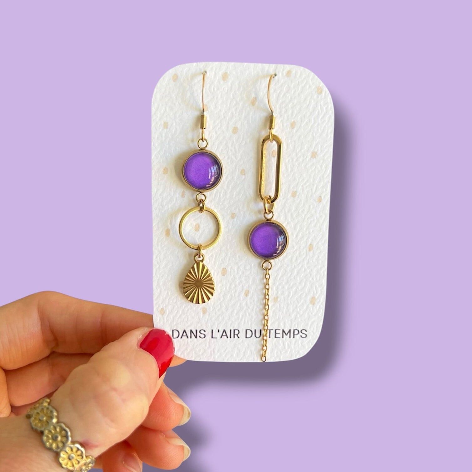 Boucles d'oreilles asymétriques fines violettes