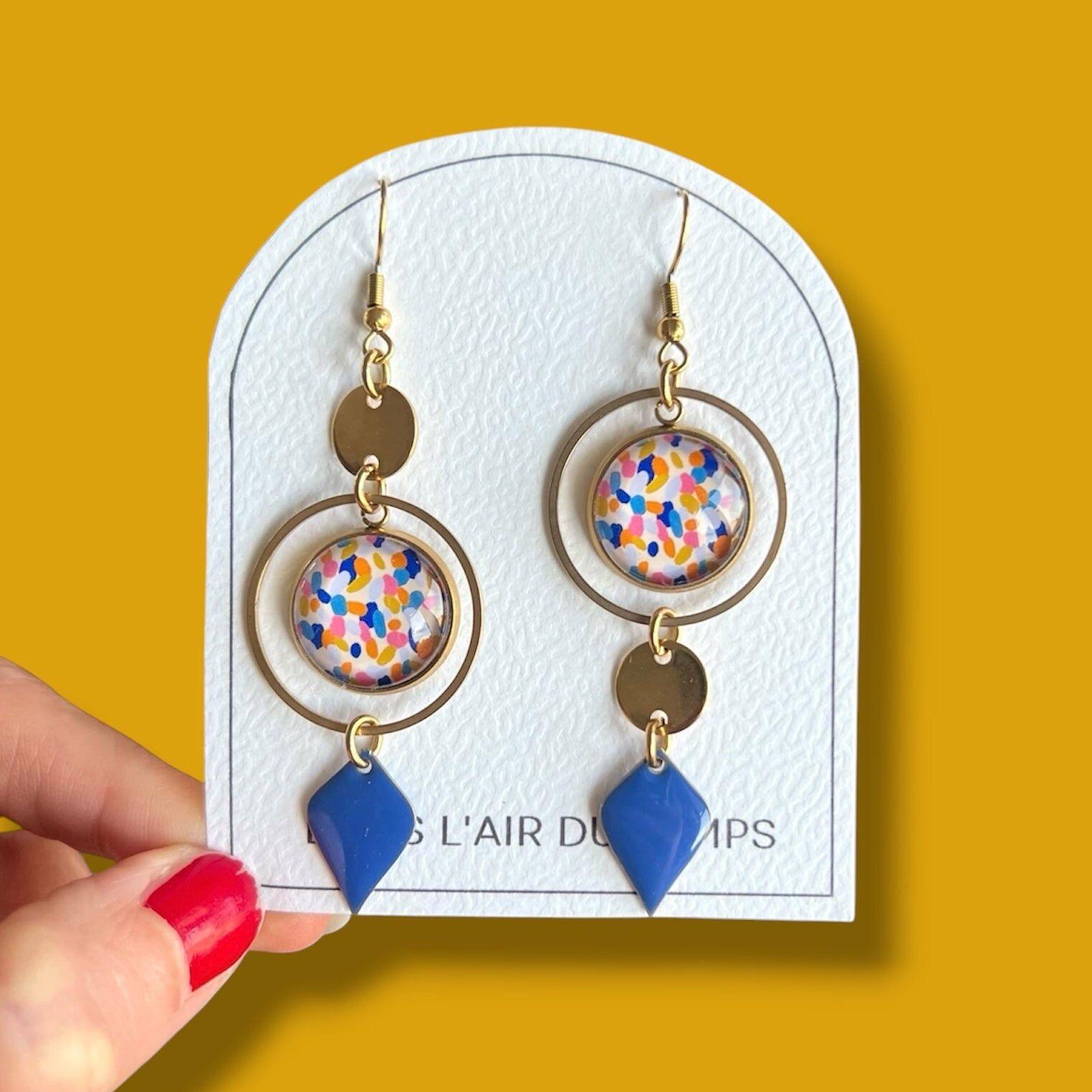 Boucles d'oreilles asymétriques tâches multicolores finition dorée ou argentée