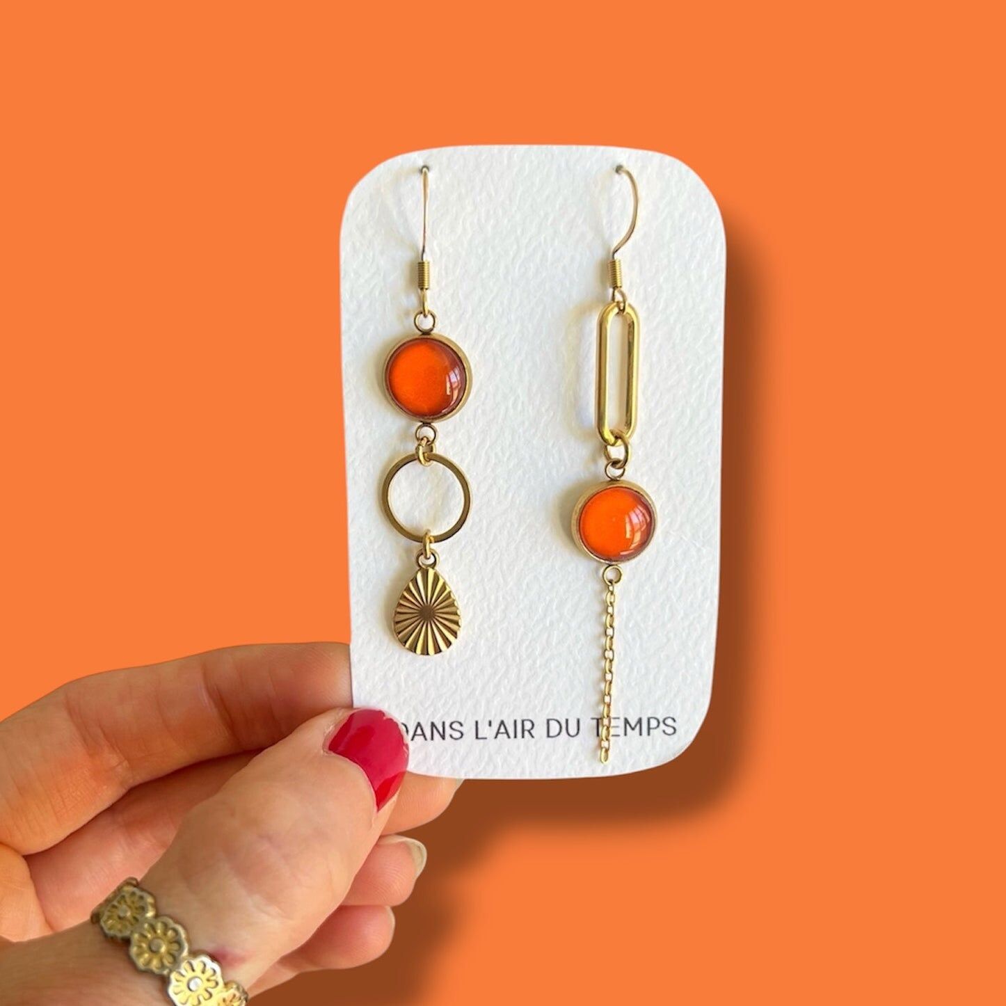 Boucles d'oreilles asymétriques fines oranges