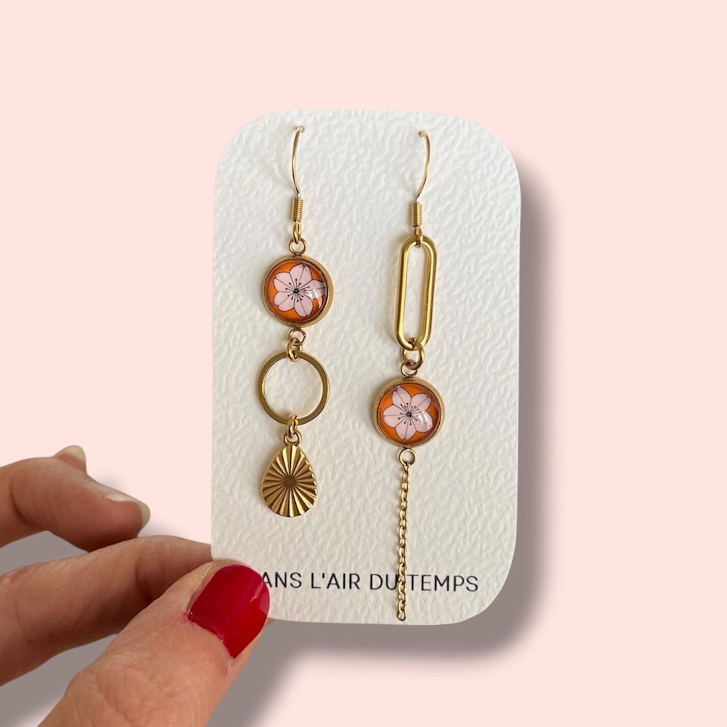 Boucles d'oreilles asymétriques fines fleur de sakura orange et rose