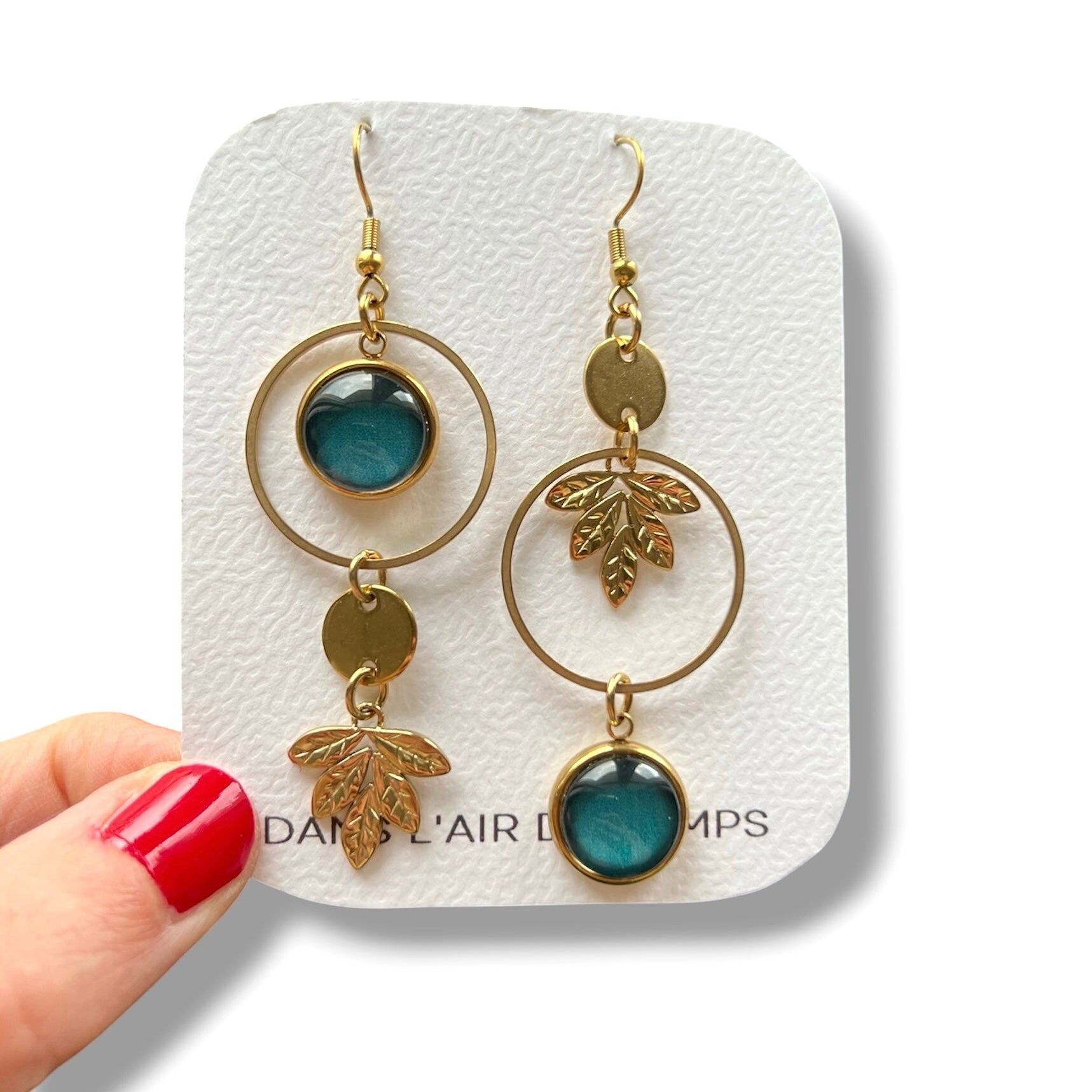 Boucles d'oreilles asymétriques feuilles dorées et vertes