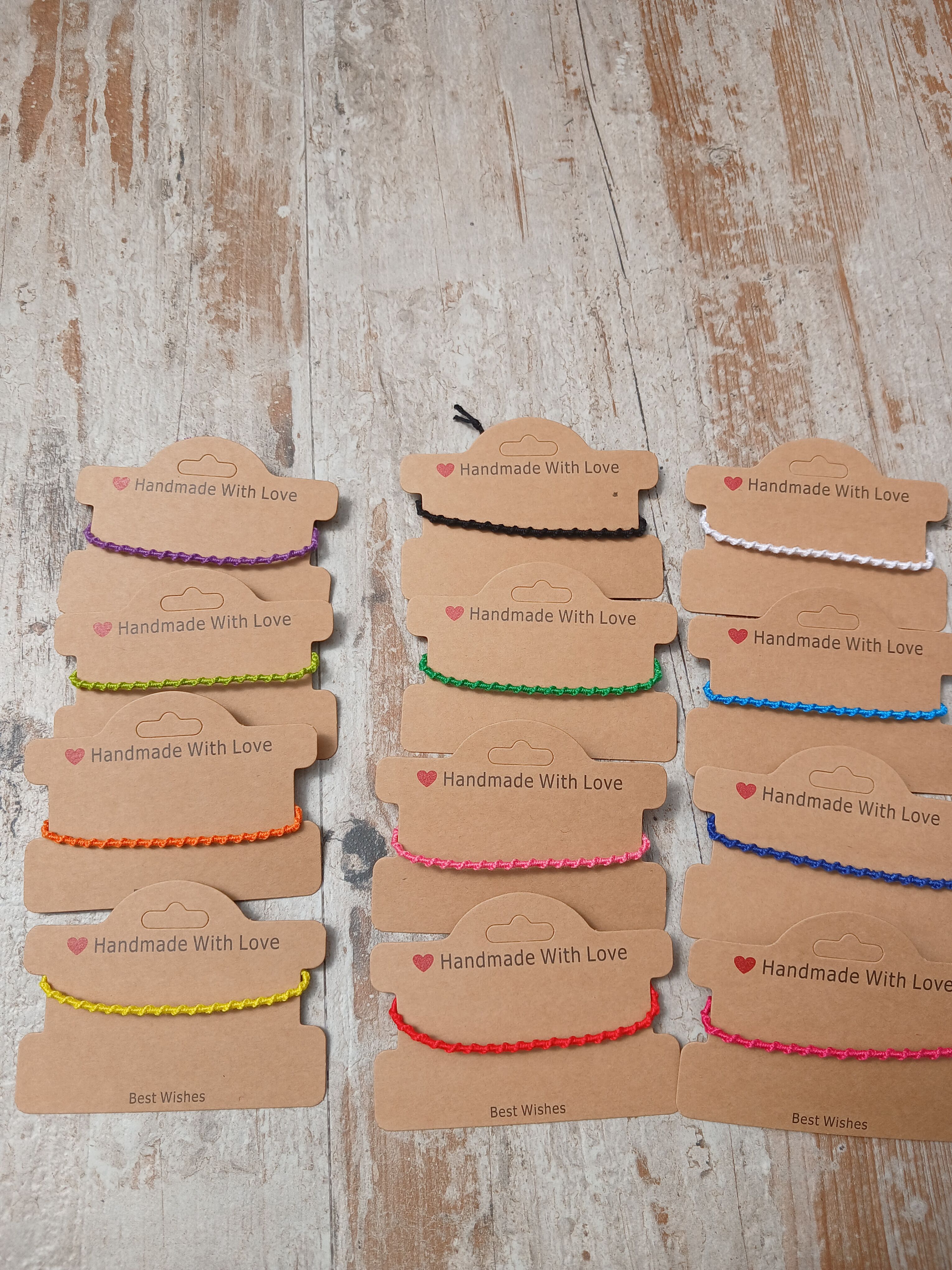 Lot de 12 Bracelets Brésilien Torsadés Multicolores — Cartes Kraft Prêtes à Vendre (Fait Main)