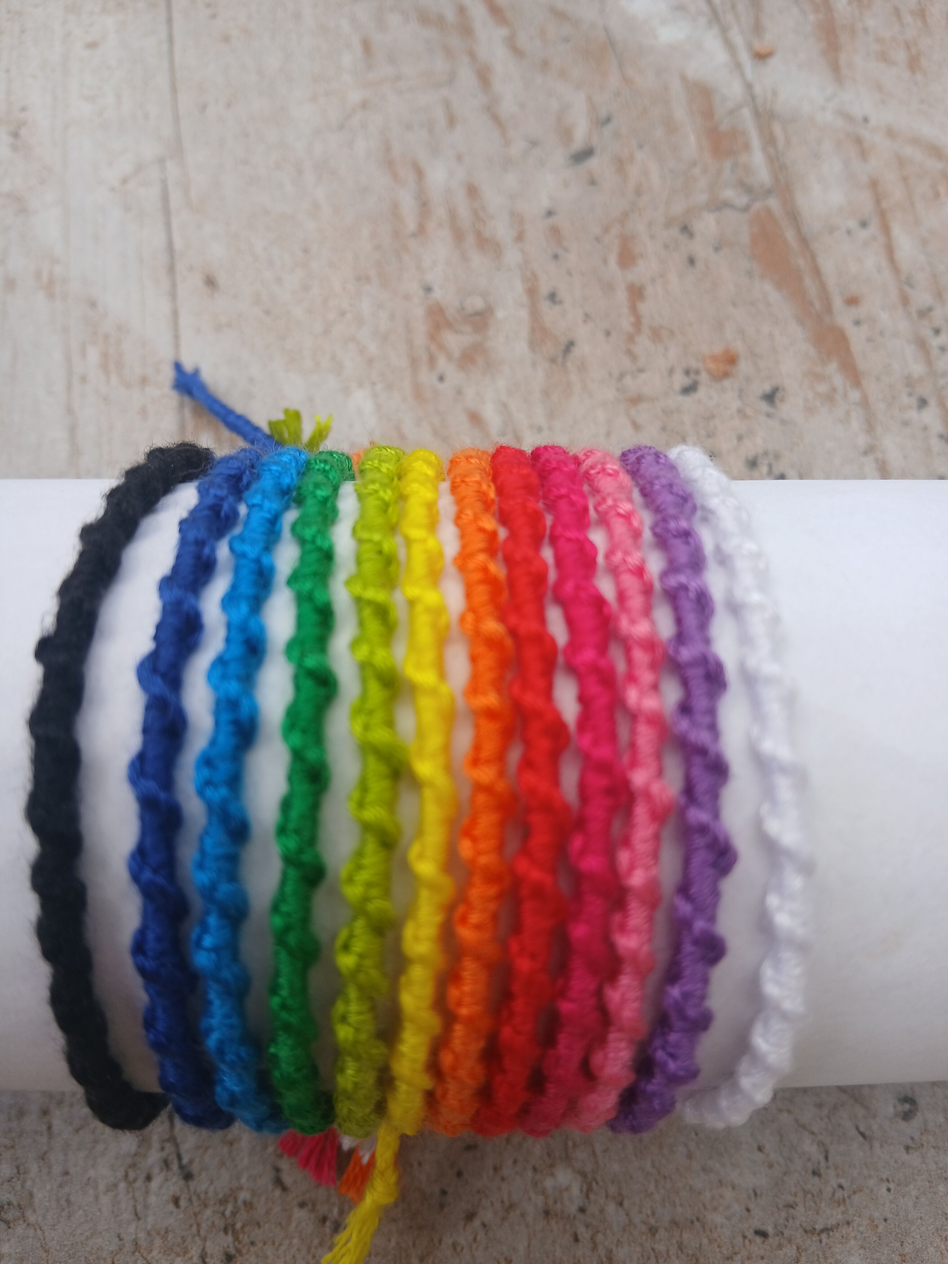 Lot de 12 Bracelets Brésilien Torsadés Couleurs Variées — Idéal Réassort Portant à Bijoux (Fait Main)