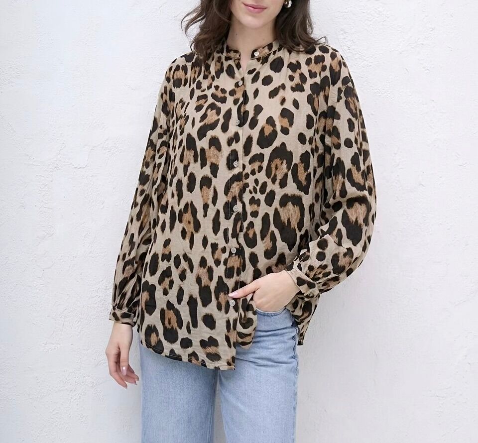 Loose-fitting, long-sleeved shirt with buttoned cuffs and a mandarin collar with a leopard print