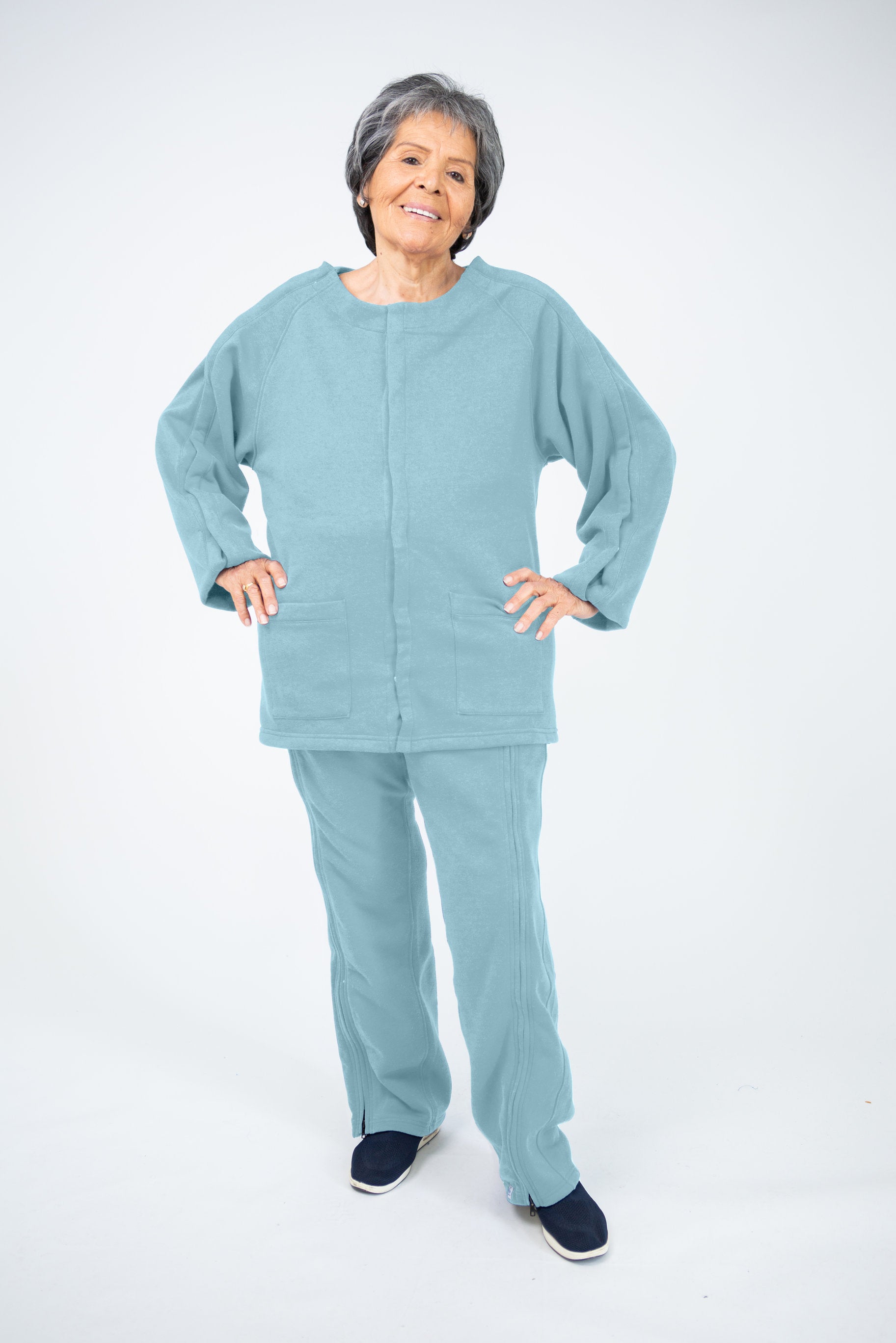 Conjunto cómodo: forro polar, pantalón y chaleco de manga larga.