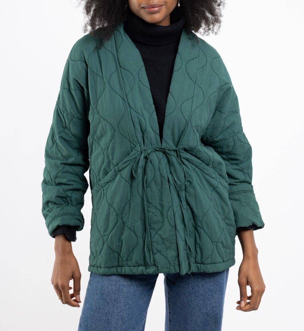 Veste matelassée esprit kimono à nouer à la taille grâce à de fins liens à nouer manches longues surpiqûres en forme de vagues