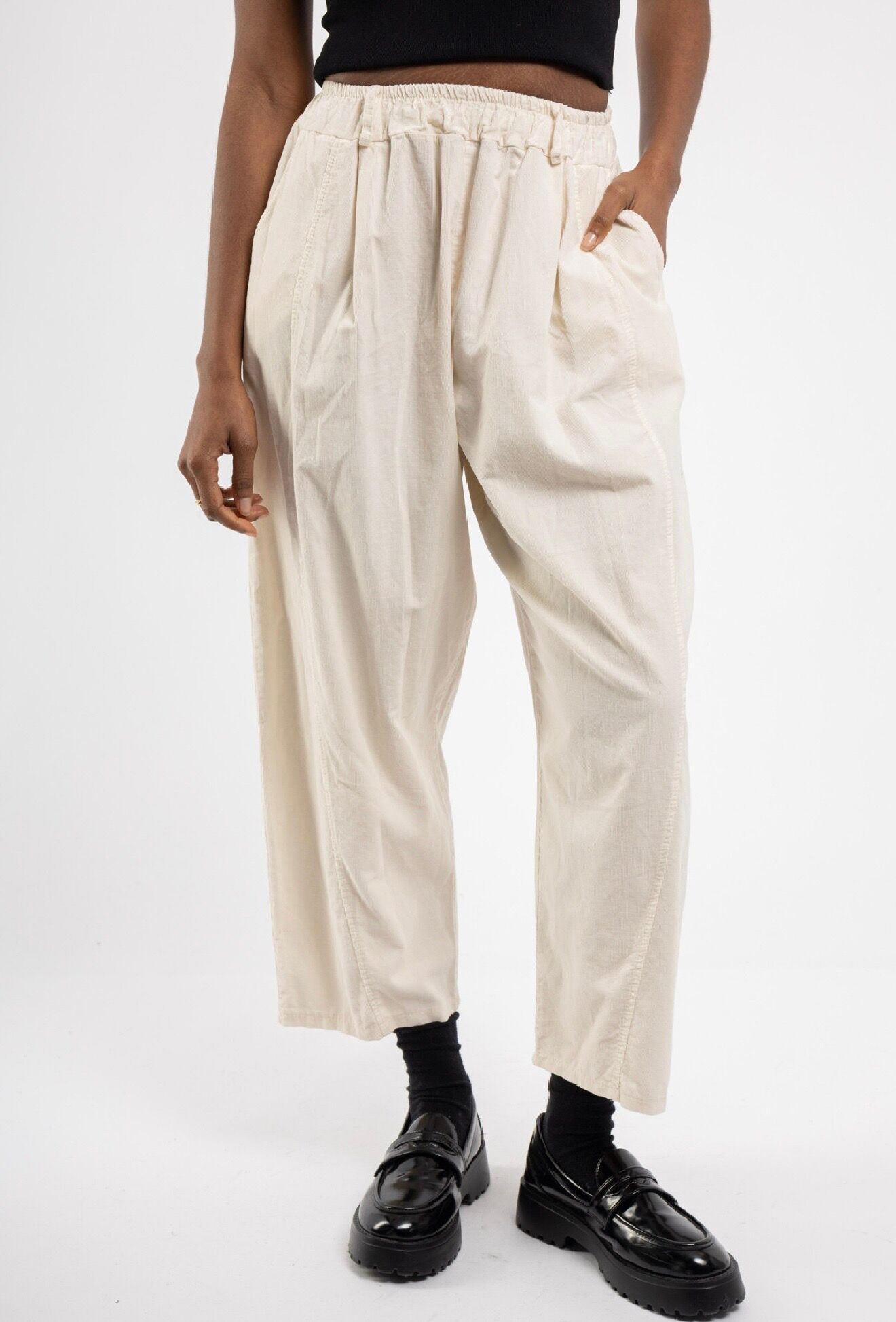 Pantalon velours côtelé longueur cheville taille haute élastiquée et froncée dotée de passants pour glisser une ceinture coutures apparentes le long de la jambe pour structurer la silhouette 2 poches latérales à l’avant et à l’arrière