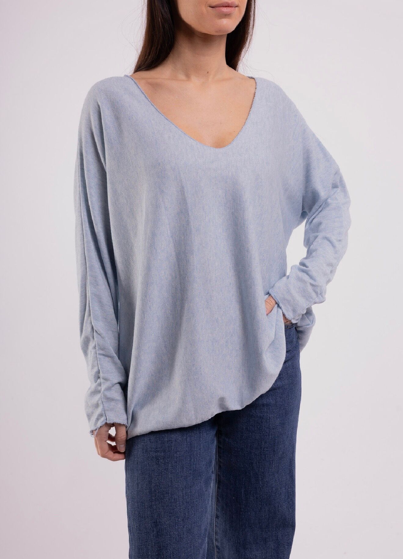 Top ample col V maille fine manches longues finies par de bords francs