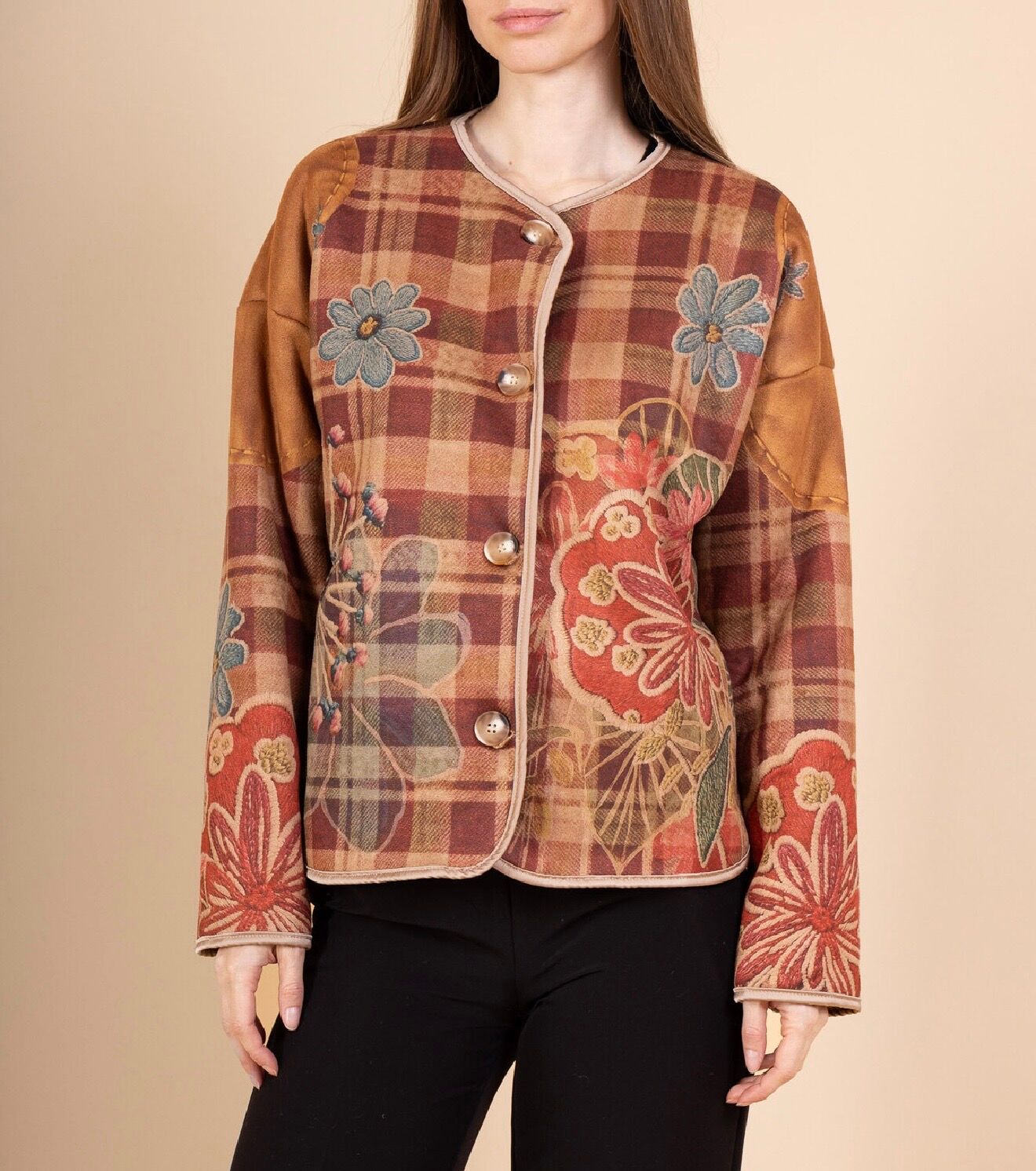 Veste bohème en daim imprimé intérieur moumoutes manches longues encolure ronde sans col et fermée par des boutons ronds cuivrés