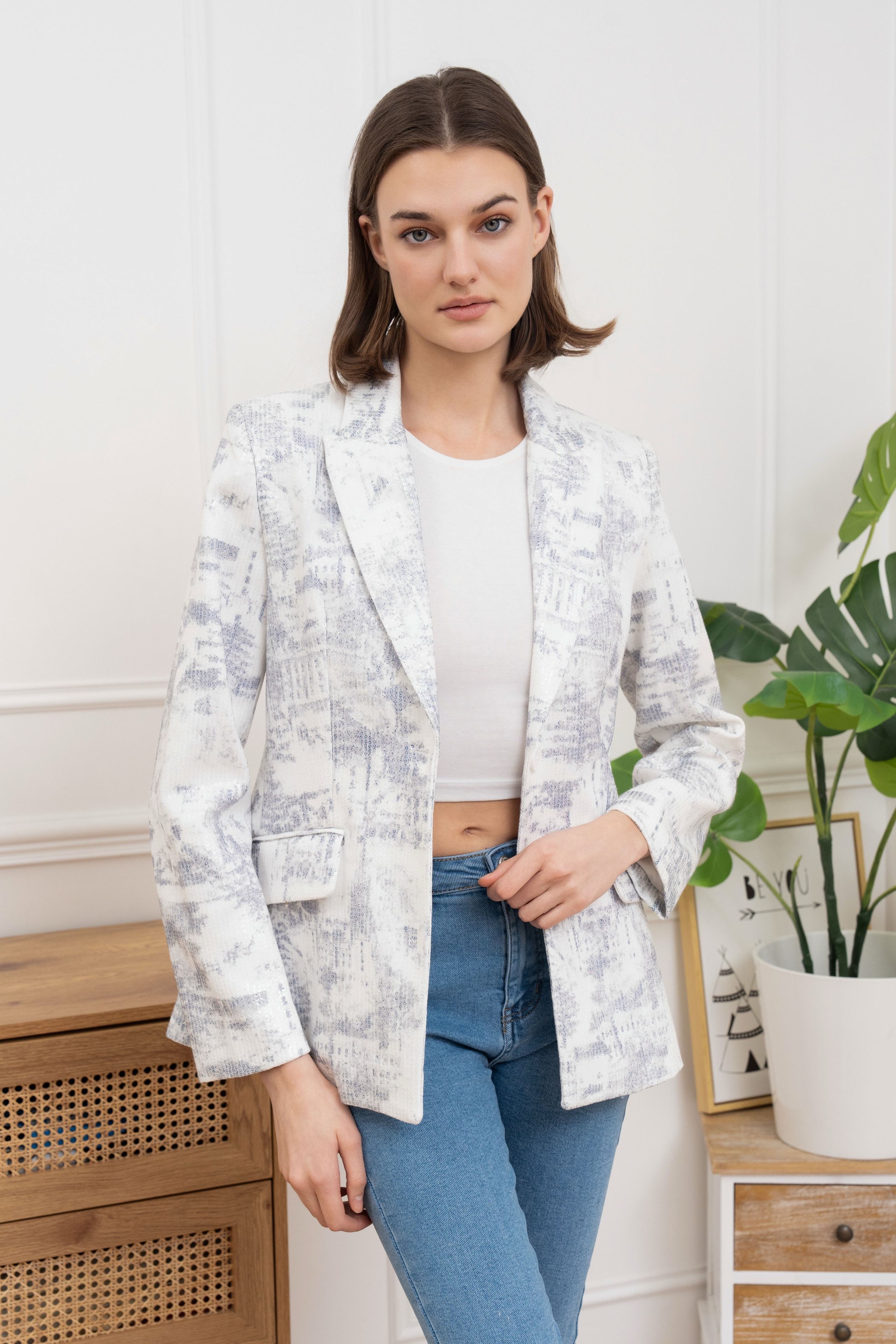 Gerader weißer Blazer mit strukturiertem, blaugrauem Bürstenmuster