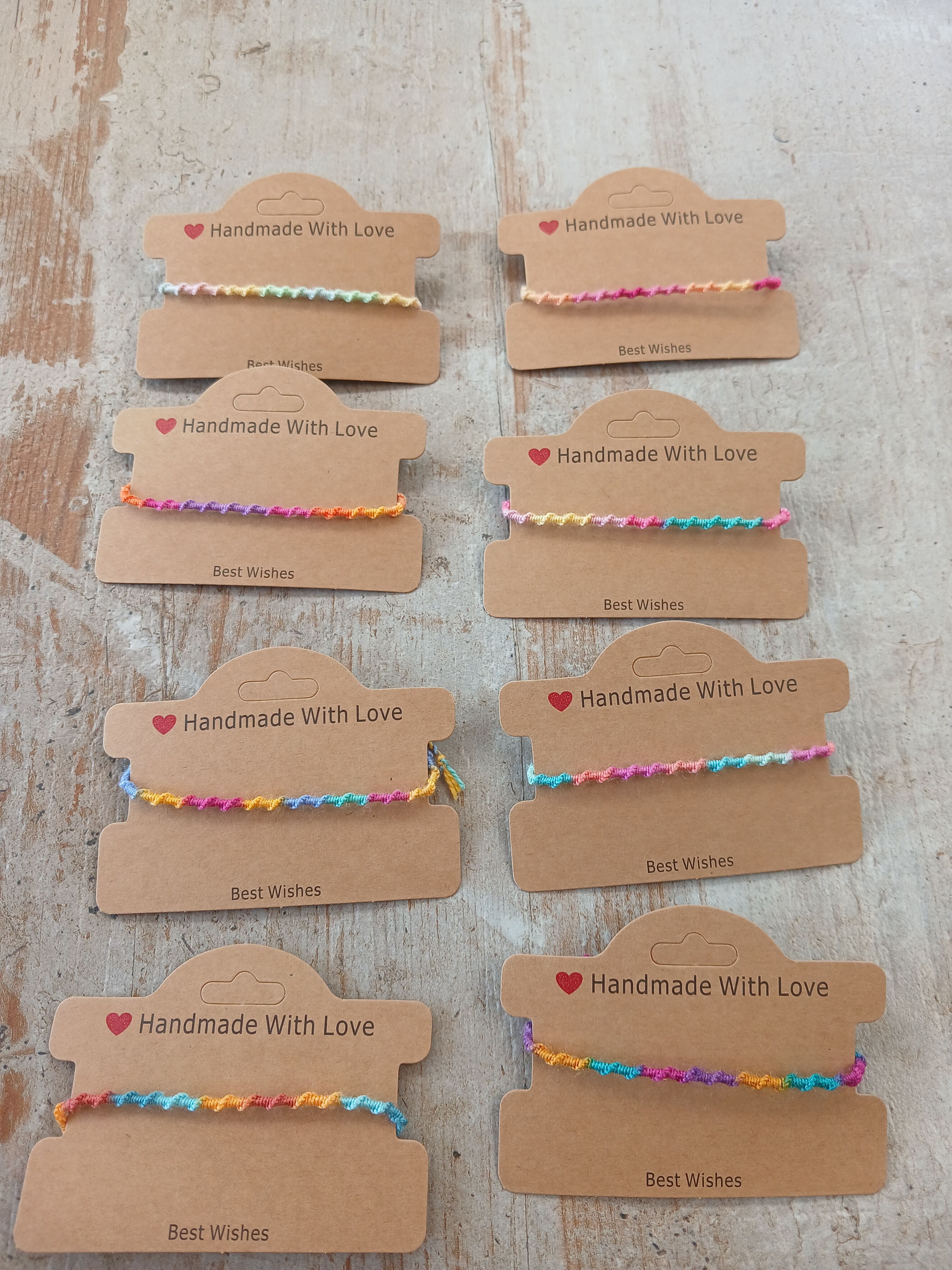 Lot de 100 Bracelets Brésilien Torsade sur Carte Kraft – Couleurs Assorties – Fait Main en France – Grossiste Bijoux Prêts à Vendre
