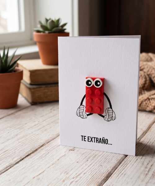 ”. ¡Echándote de menos...Tarjeta de felicitación con diseño de ladrillos 3D | Tarjeta tierna y nostálgica para expresar cariño