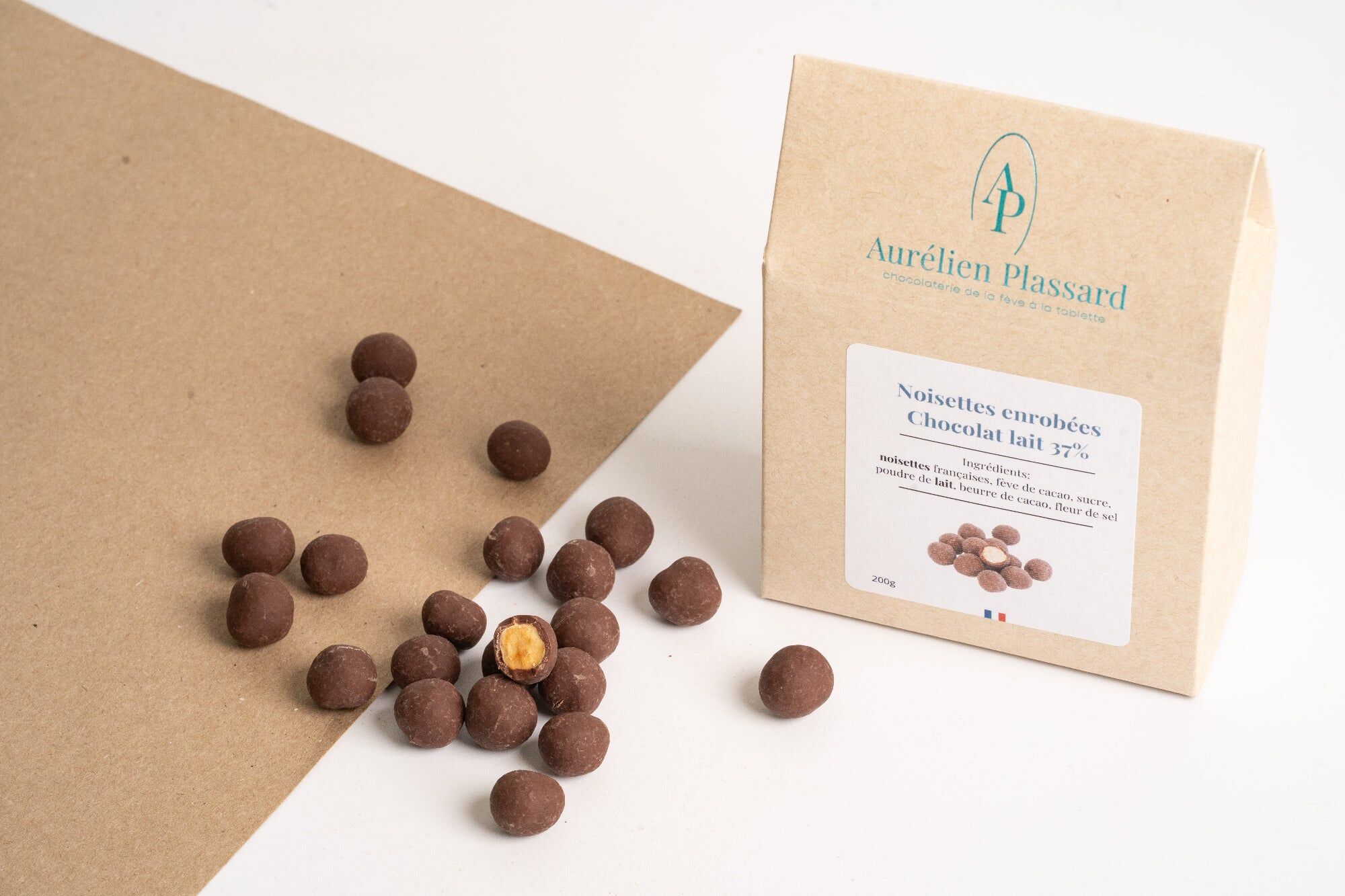Hazelnuts coated in milk chocolate (37% cocoa)