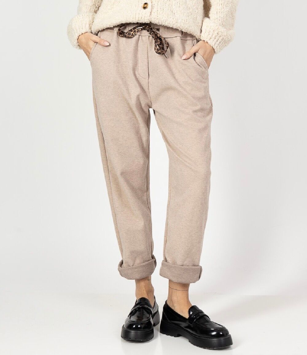 Straight-leg carrot-cut trousers with elasticated waistband and leopard-print drawstring, 2 side pockets and 2 back pockets
