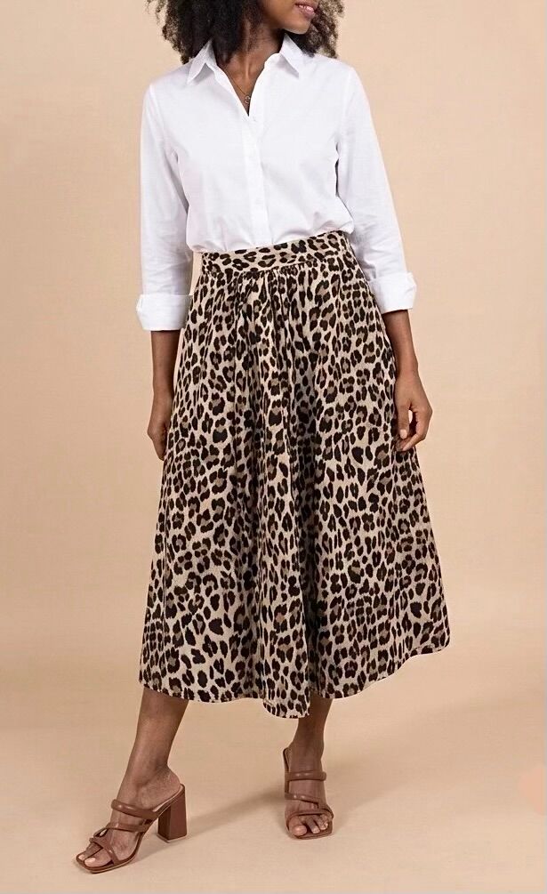 High-waisted flared midi skirt with gathers at the back, two side pockets, leopard print